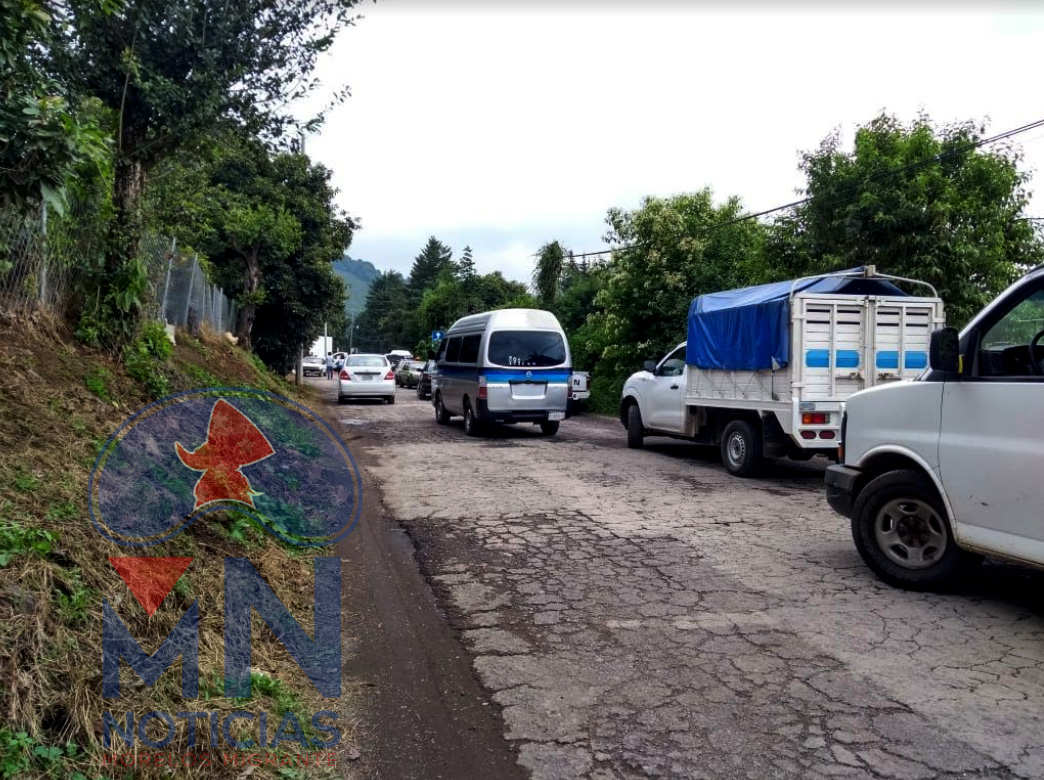 Bloqueos en la entras de Tetela del Volcan y Hueyapan