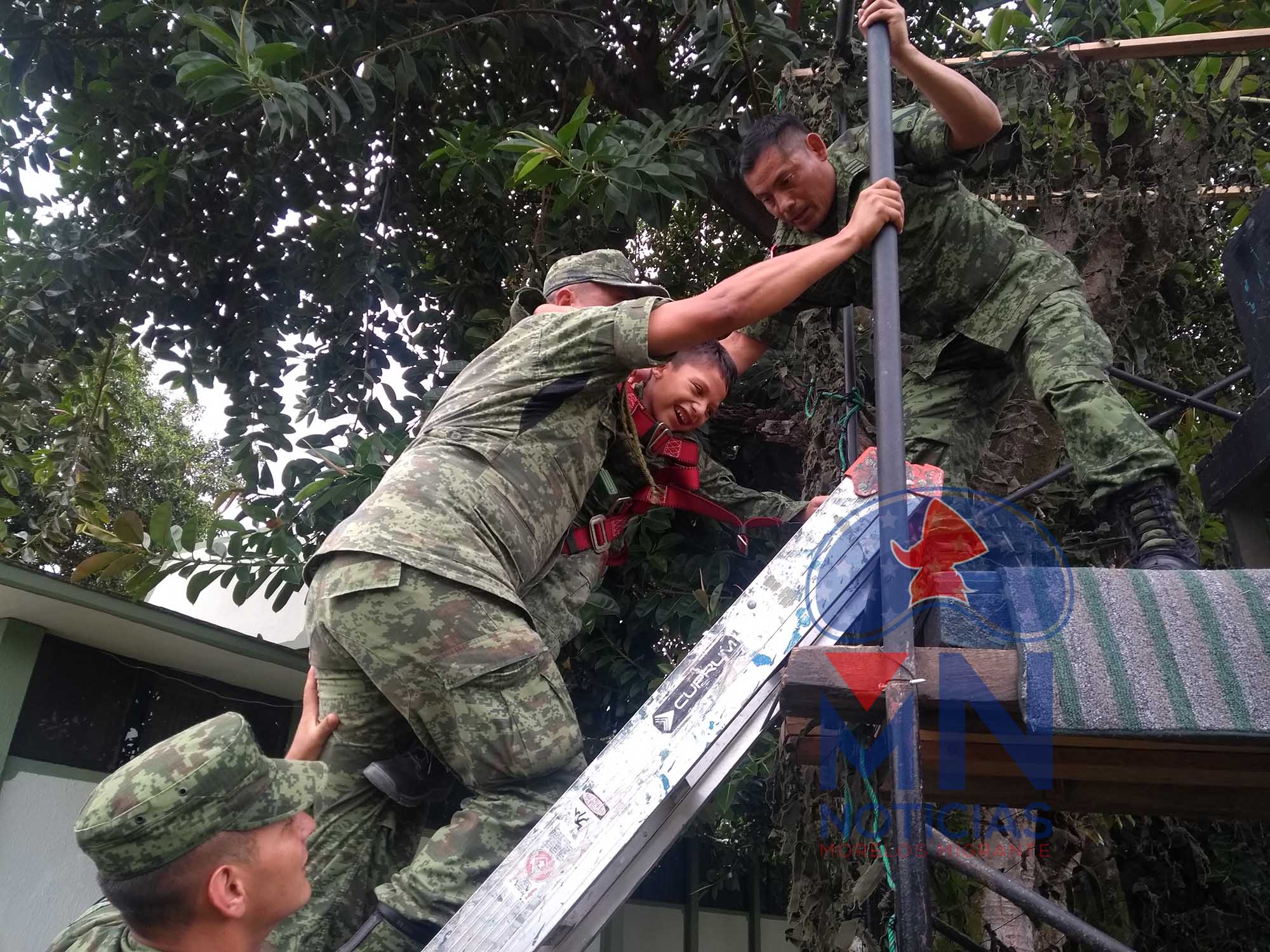 Jesús Daniel y los militares. Foto Rosy Linares