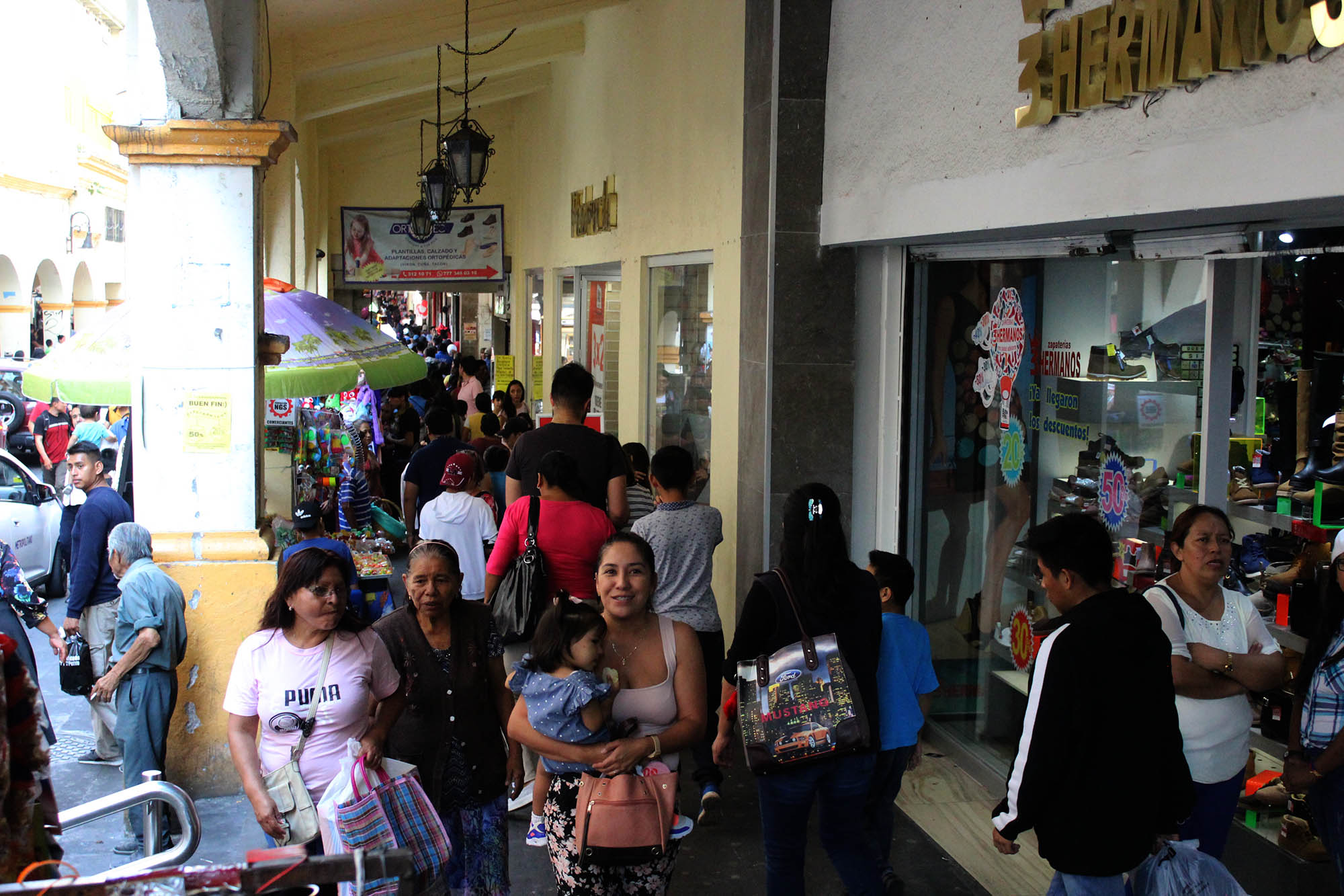 Comercios del centro. Foto de archivo