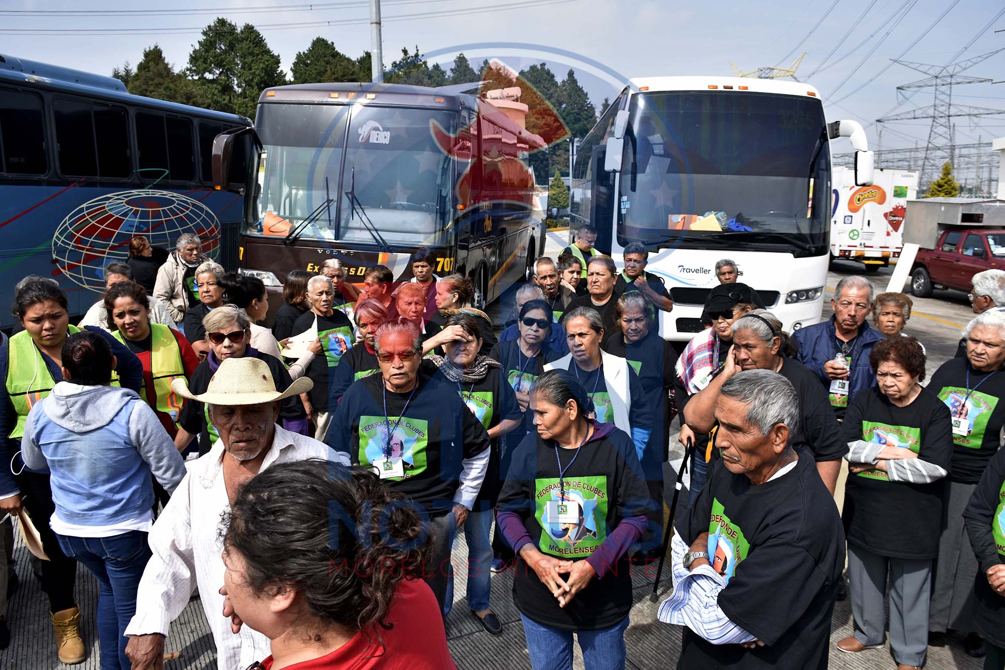 El grupo saliendo de los camionesMMN1