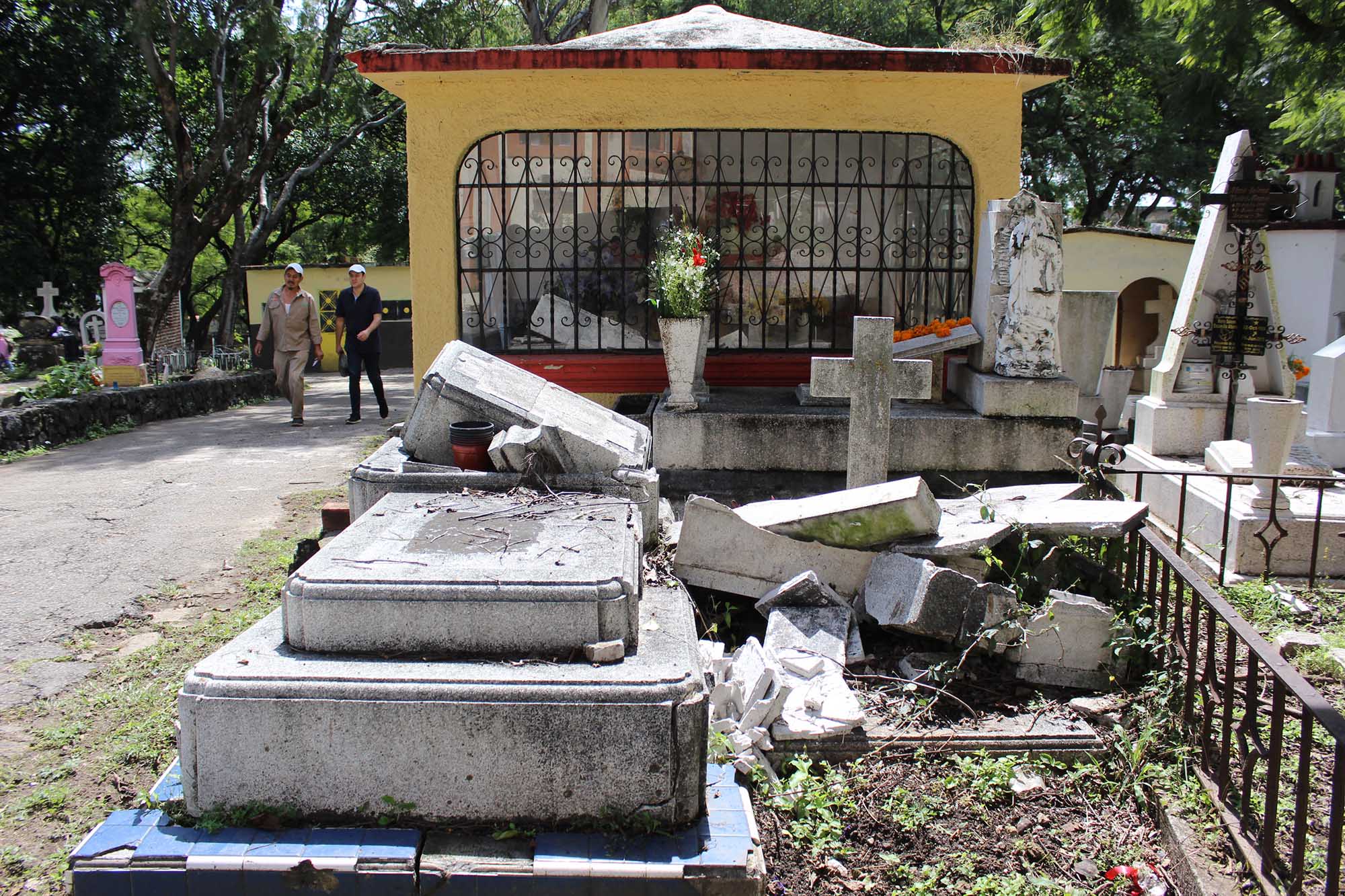 Tumba destruida en panteón de Cuernavaca. Foto cortesía