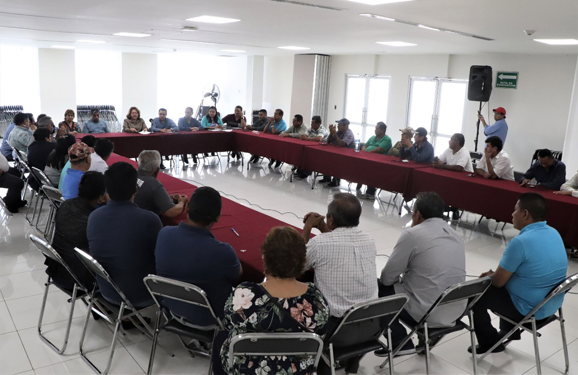 diputada Elsa Delia González Solórzano, reunión con transportistas. Foto cortesía