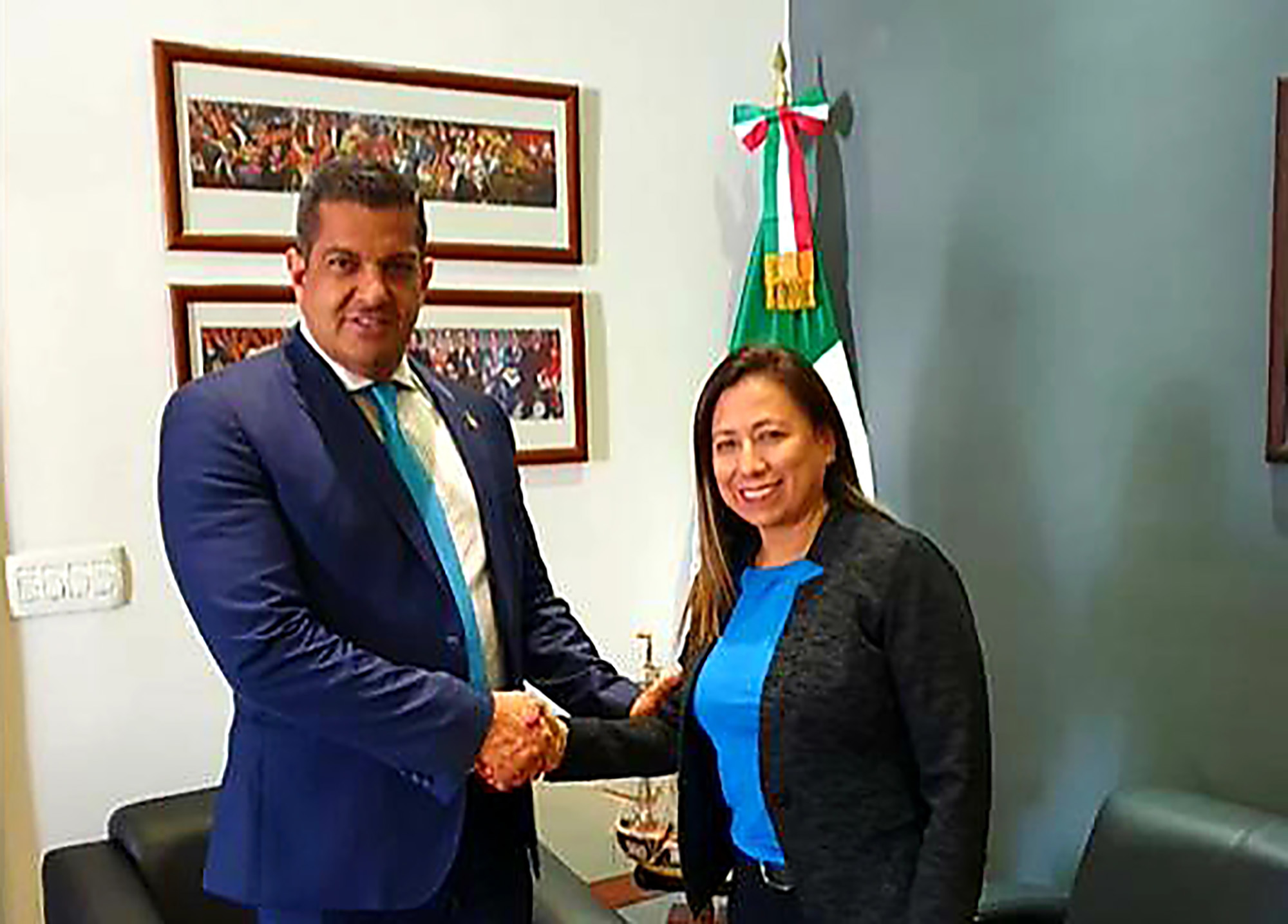 Alejandra Flores y funcionario de gobierno federal. Foto cortesía