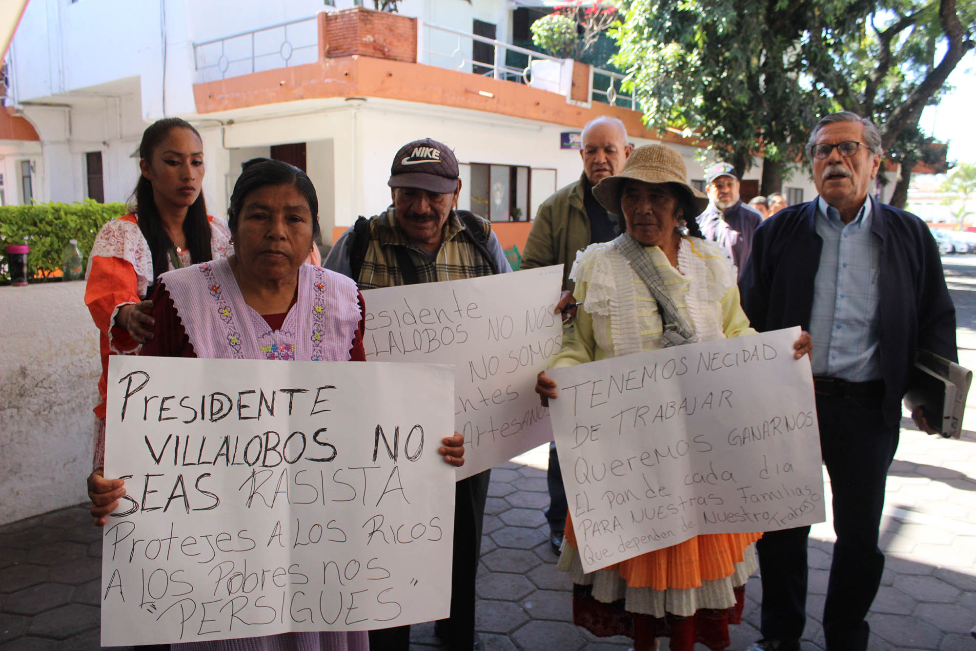 Exigen artesanos a alcalde Villalobos reinstalación. Foto cortesía