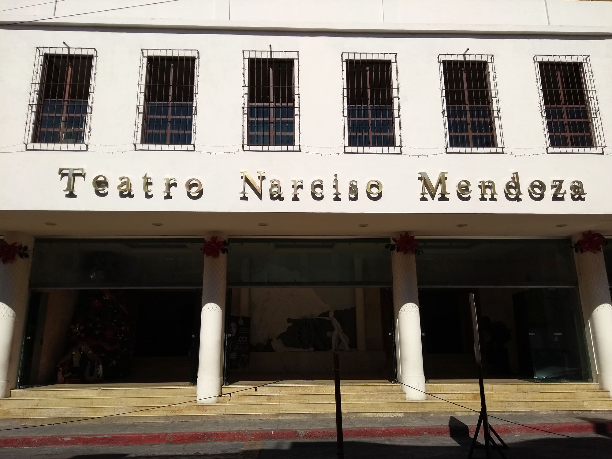 Fachada de teatro. Foto Rosy Linares