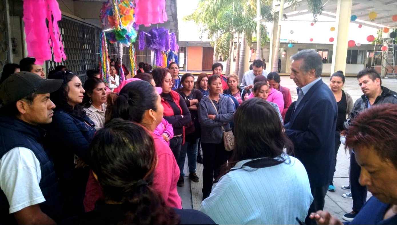 Padres de familia de la sectundaria platican con directivos. Foto Rosy Linares