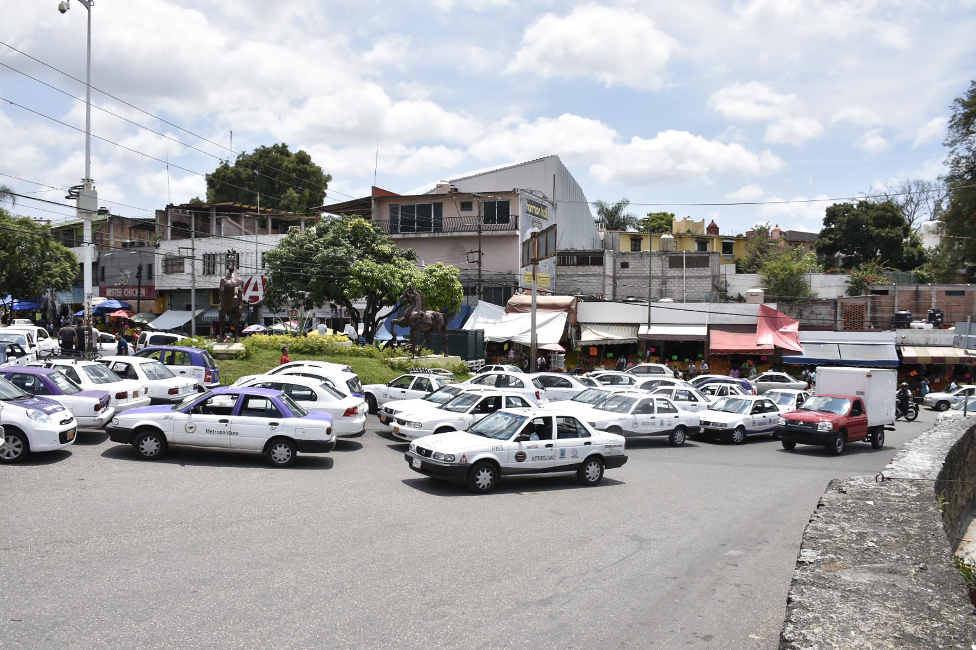 Taxis frente al mercado ALM. Foto de archivo