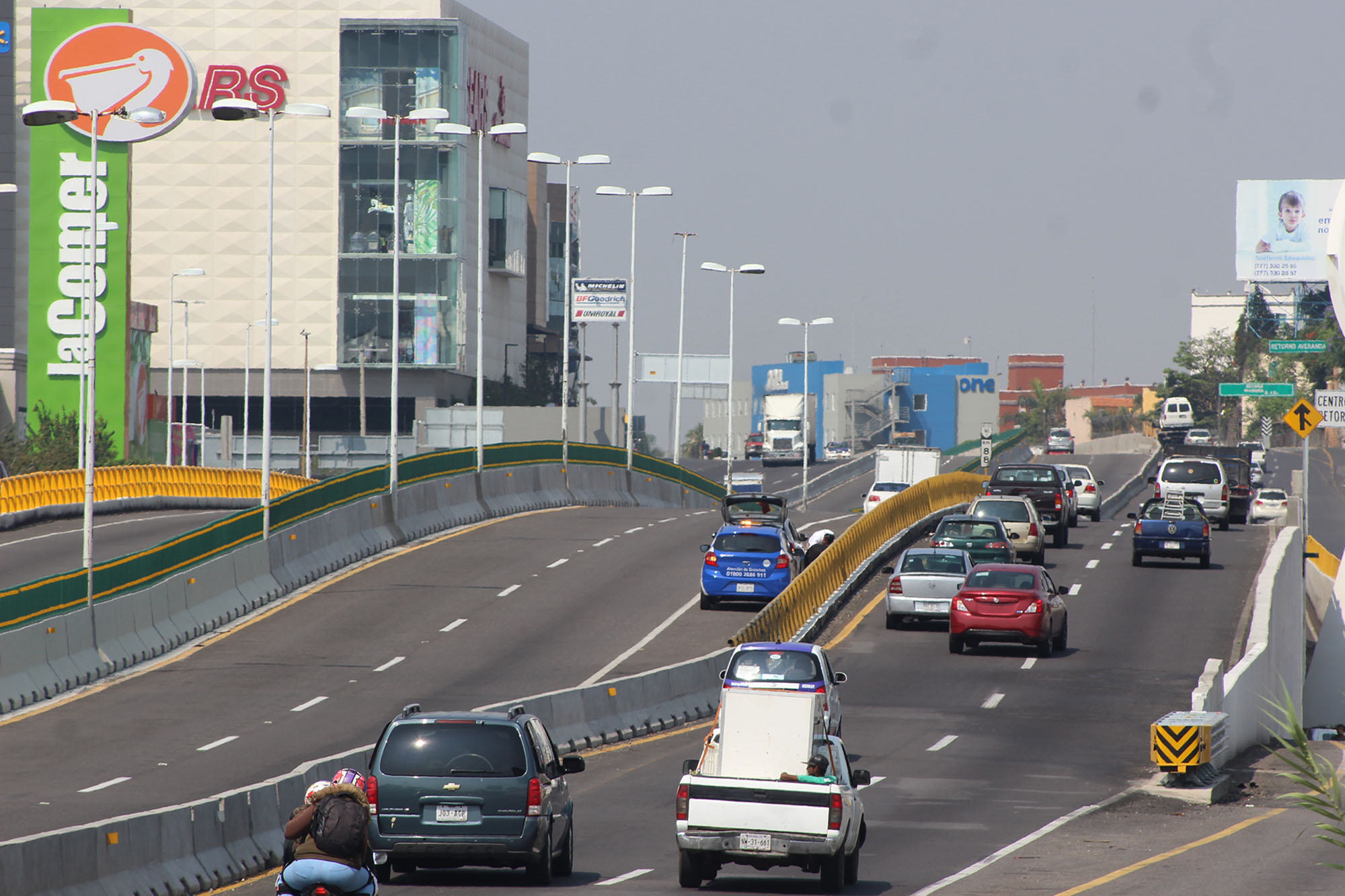 Tránsito vehicular en autopista. Foto cortesía