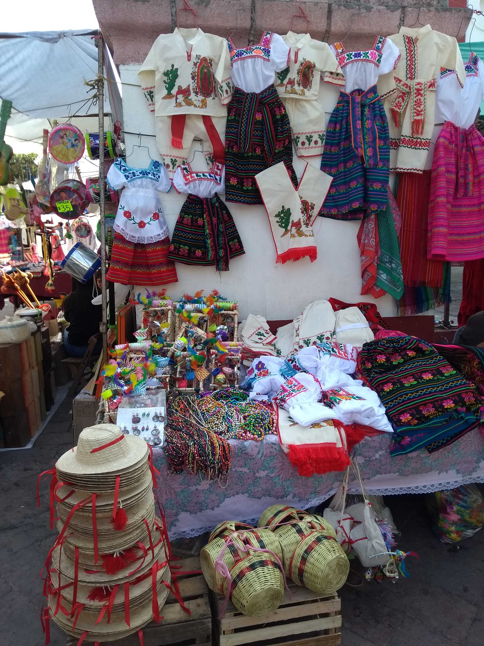 Venta de ropa para el día de Gudalupe. Foto rosy Linares