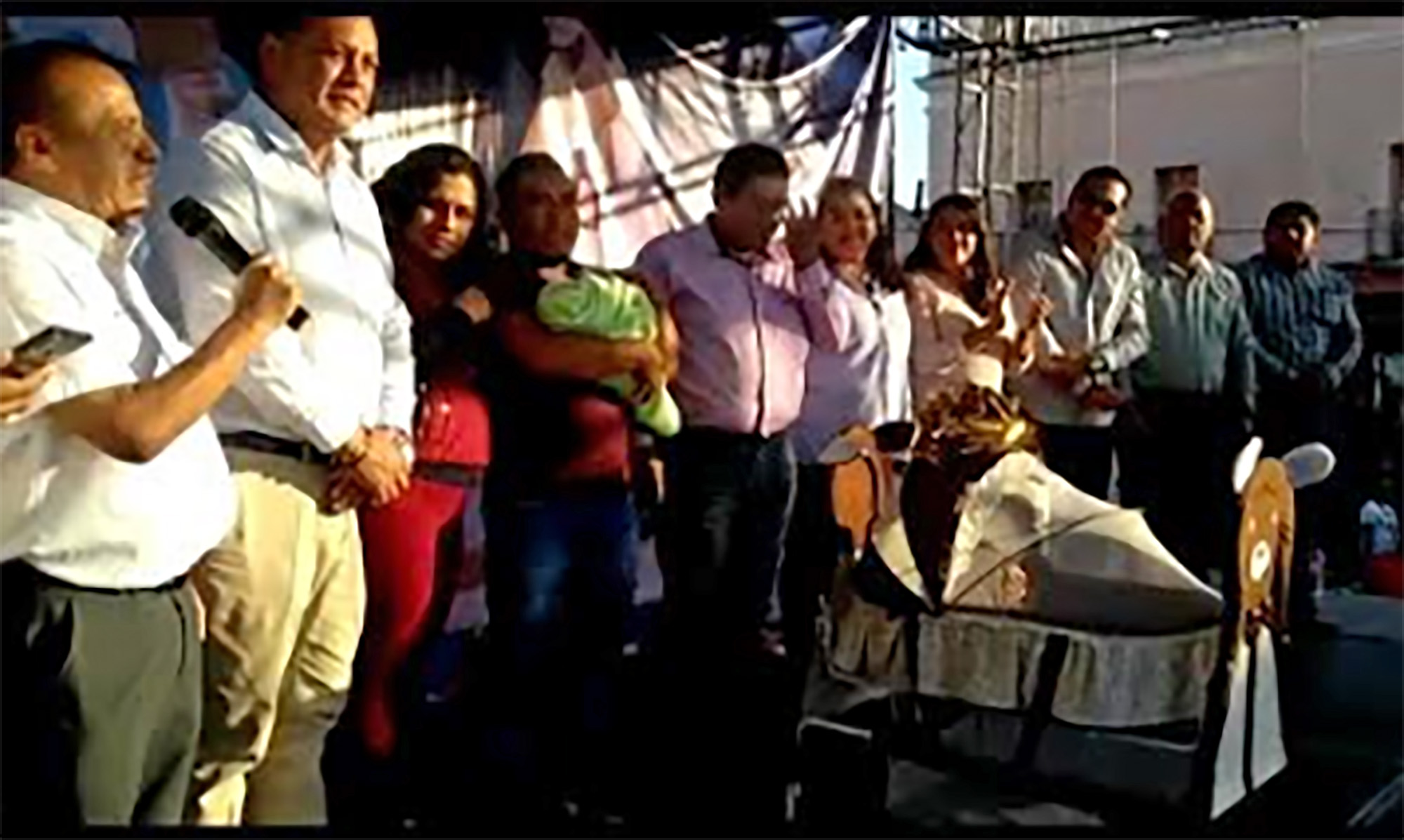 Entrega de regalos a menor. Foto Rosy Linares