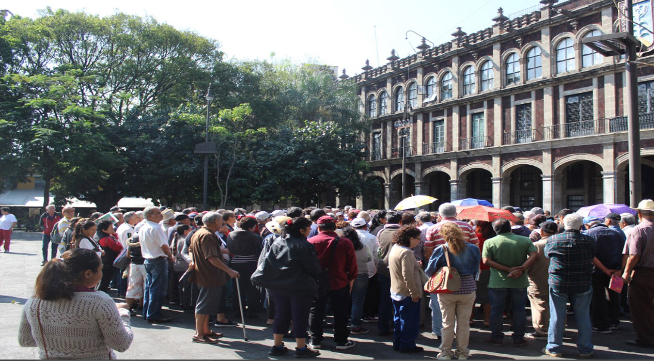 Manifestantes afuera de Palacio de Gobierno. Foto cortesía