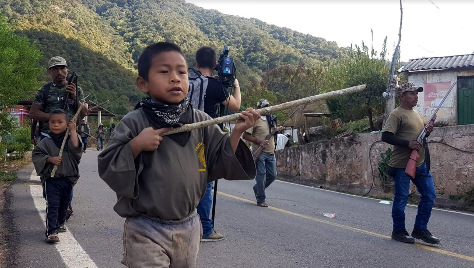 Niños armados en Guerrero. Foto Jesús Dorantes