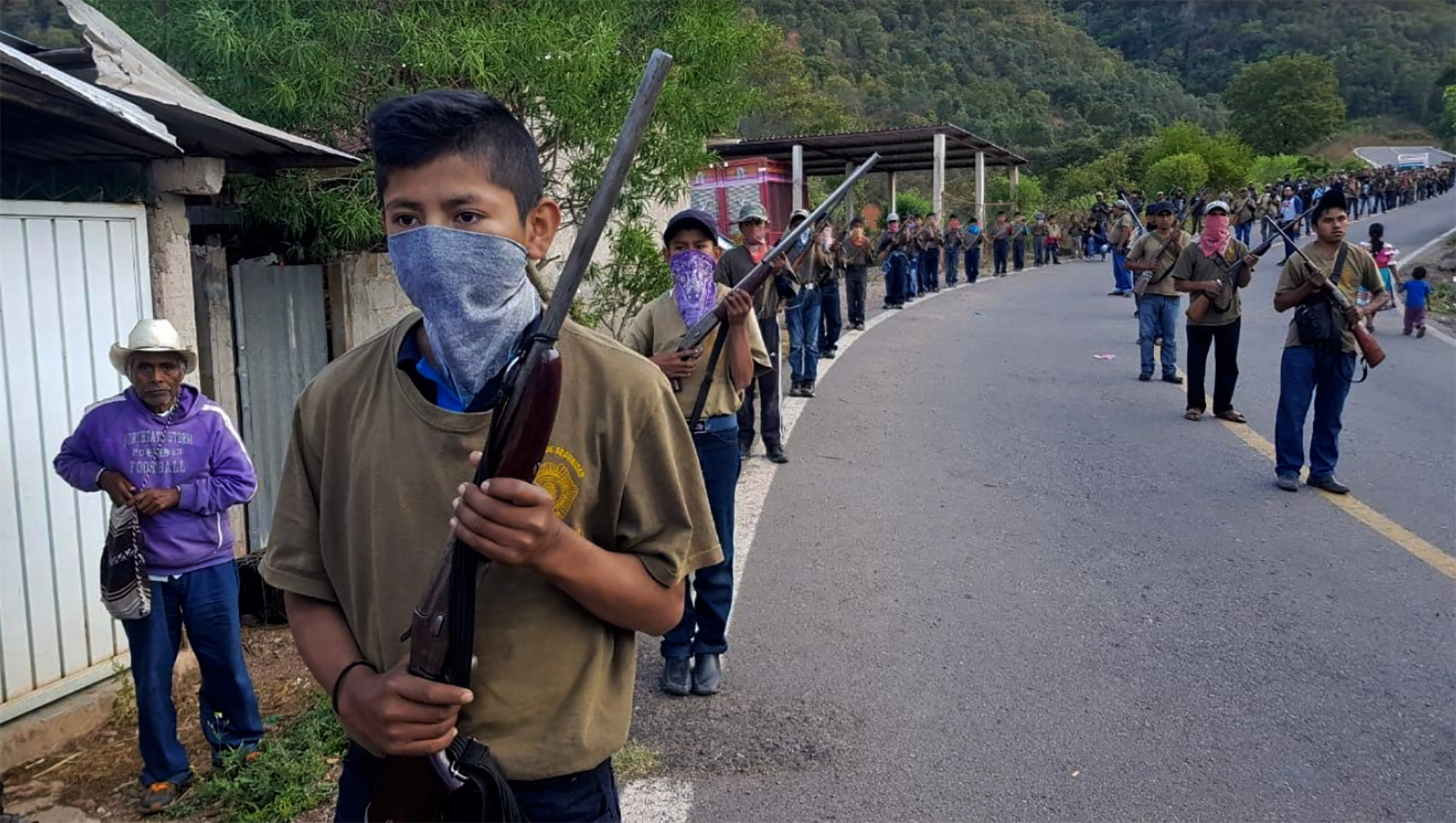 Niños con armas en Guerrero. Foto Jesús Dorantes