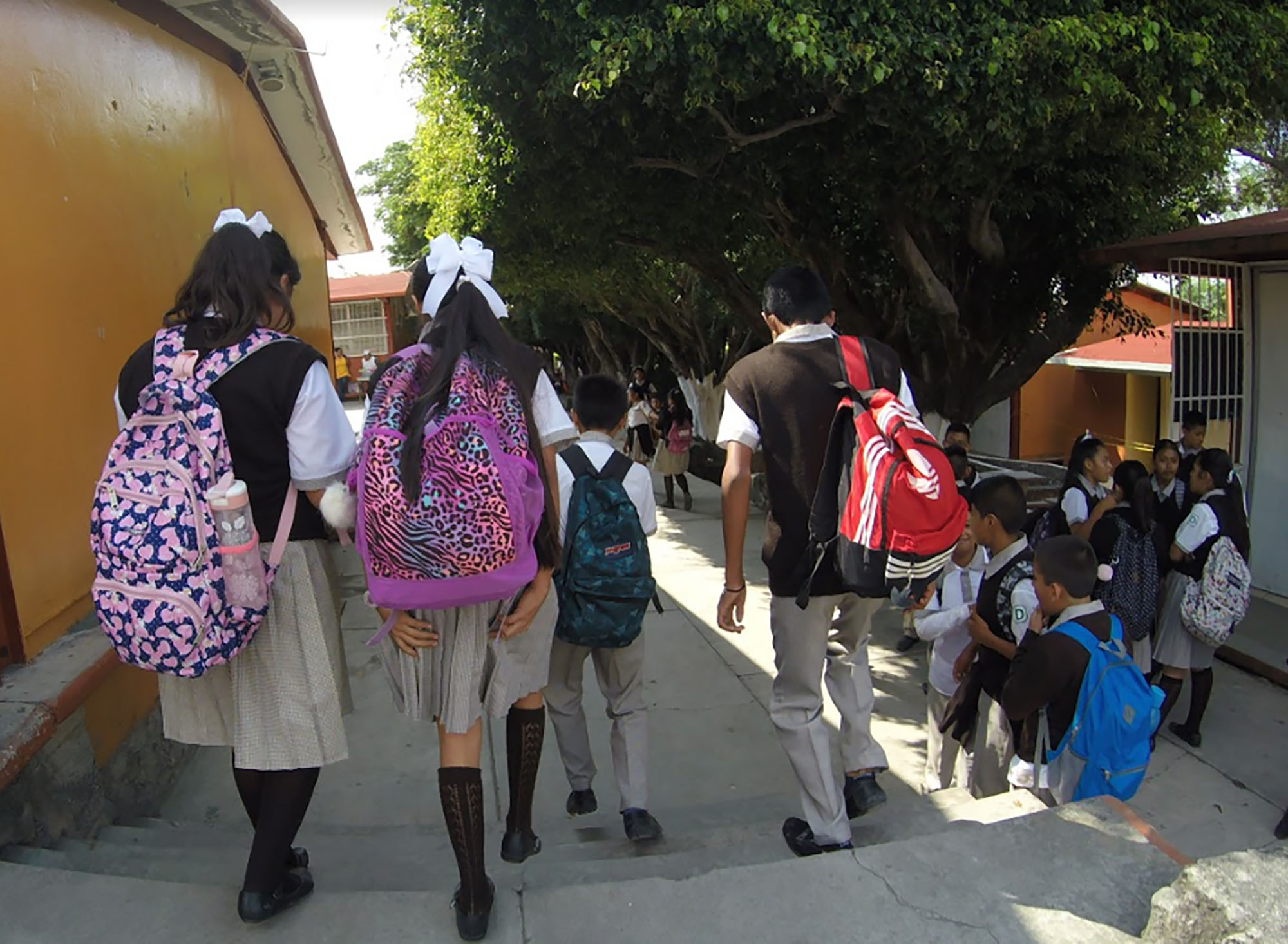 Alumnos en regreso a clases. Foto de archivo