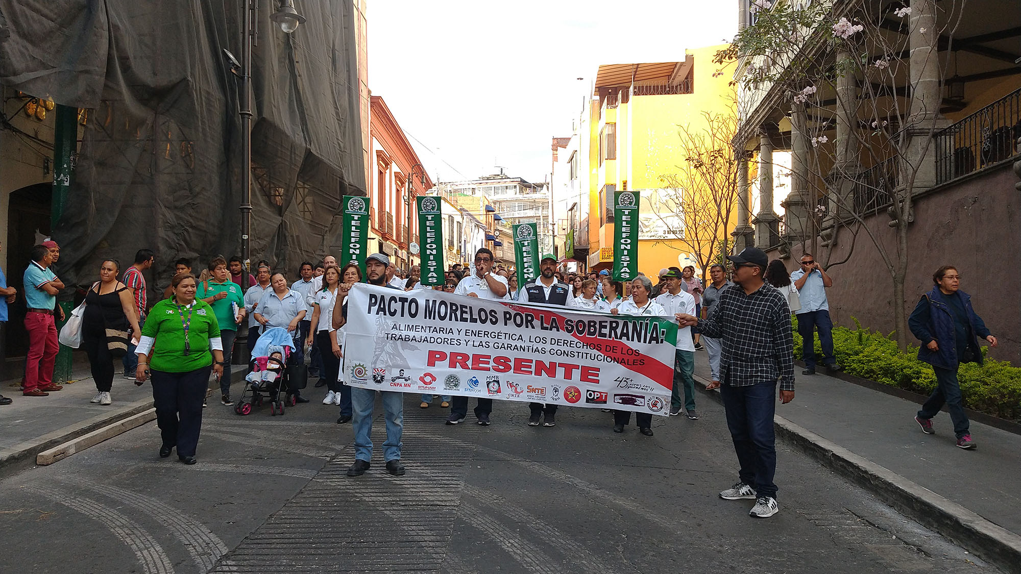 Telefonistas en marcha. Foto cortesía