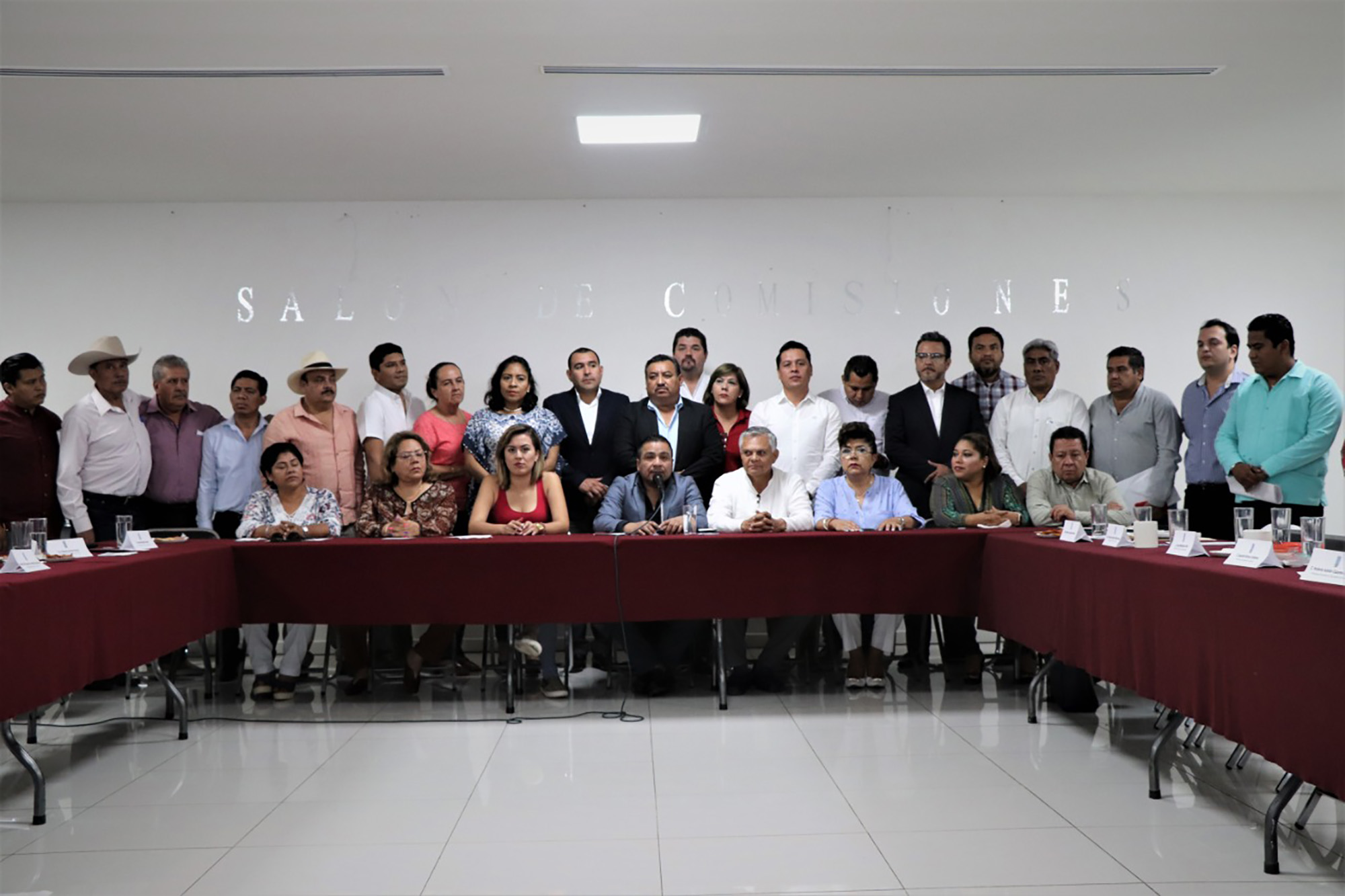 Alcaldes y legisladores en sesión. Foto cortesía