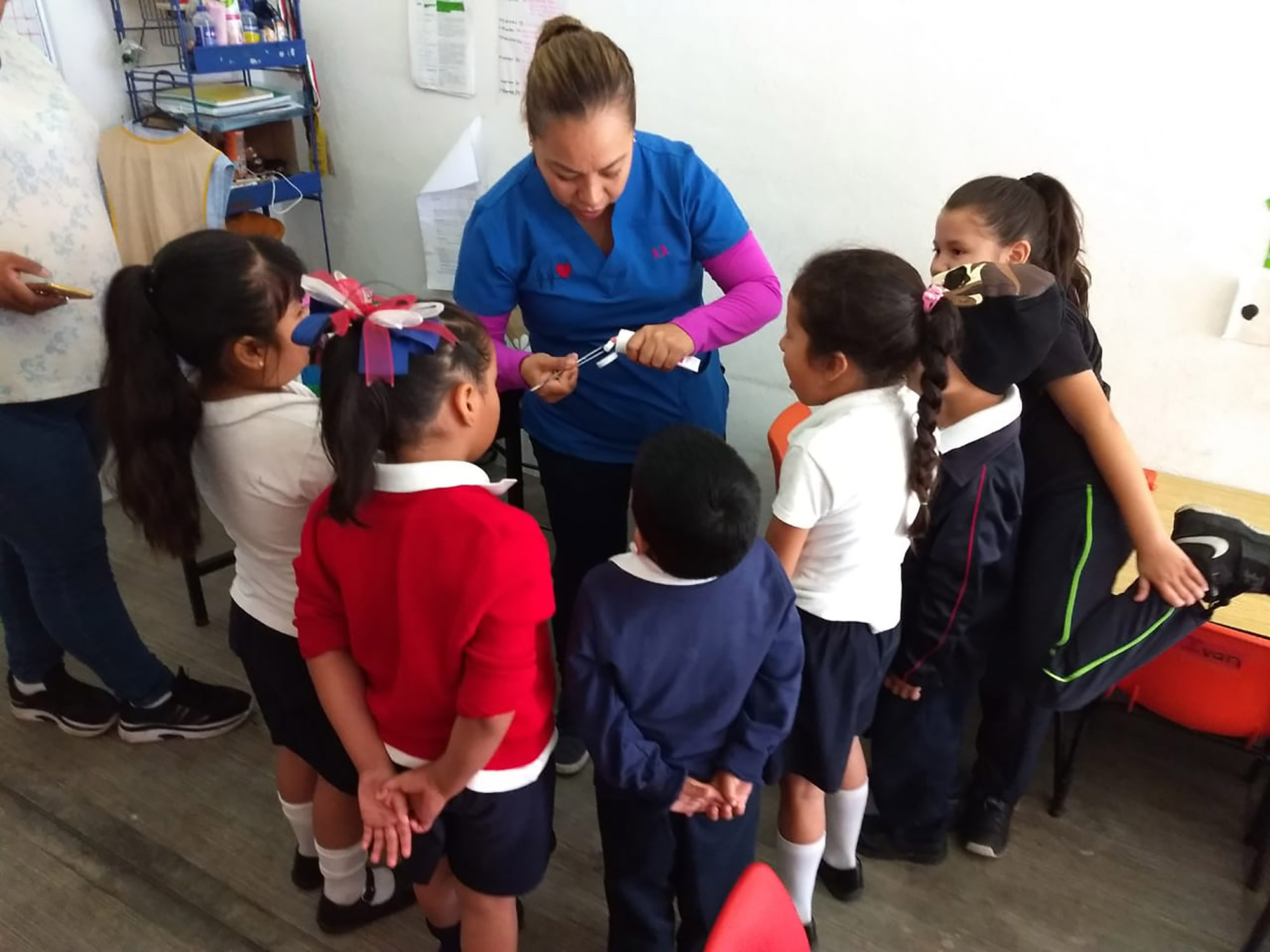 Amalia Gutiérrez atendiendo alumnos de CAIC. Foto Rosy Linares