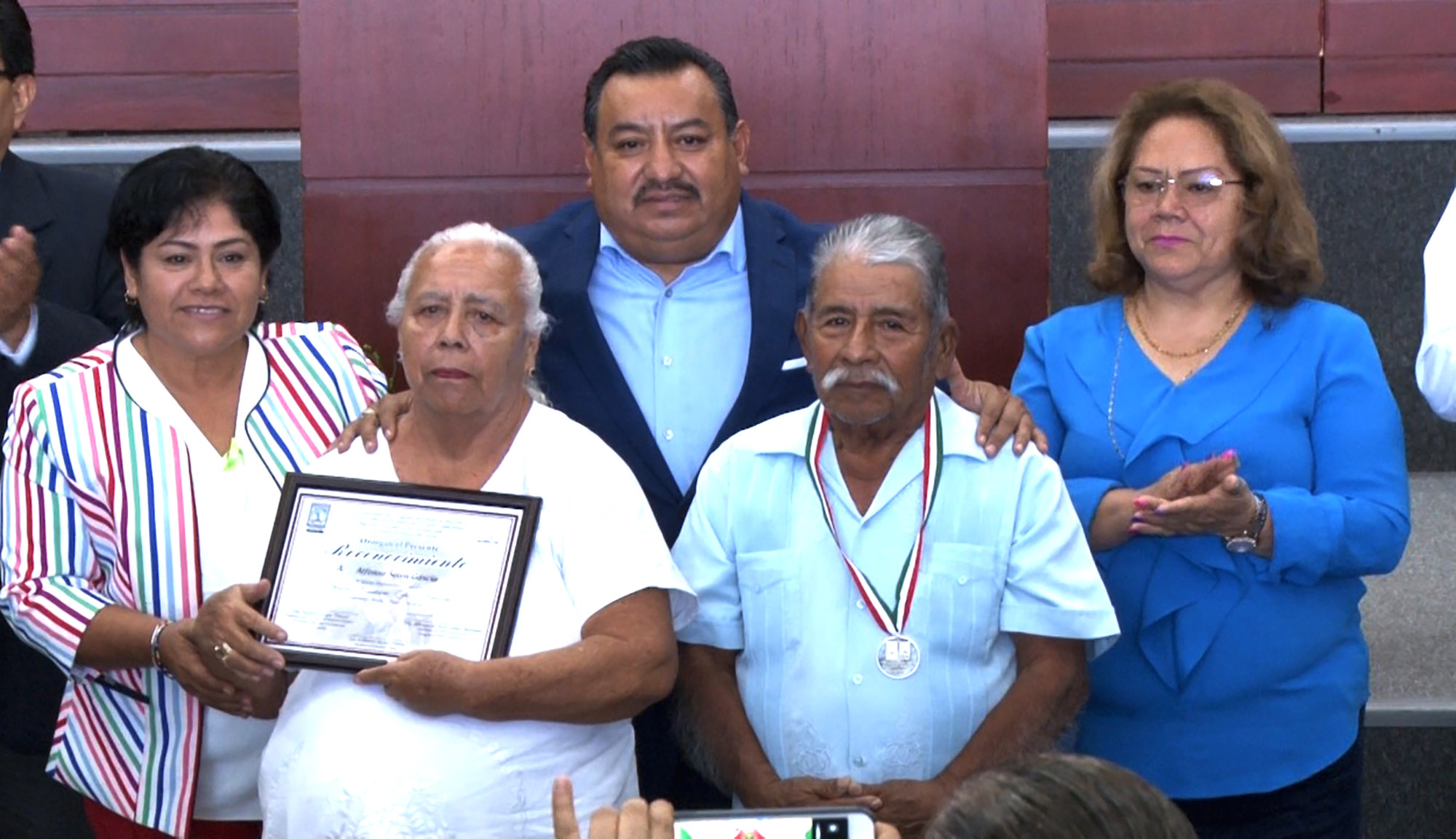 Dpiutado Andrés Duque Tinoco con padres de galardonados. Foto cortesía