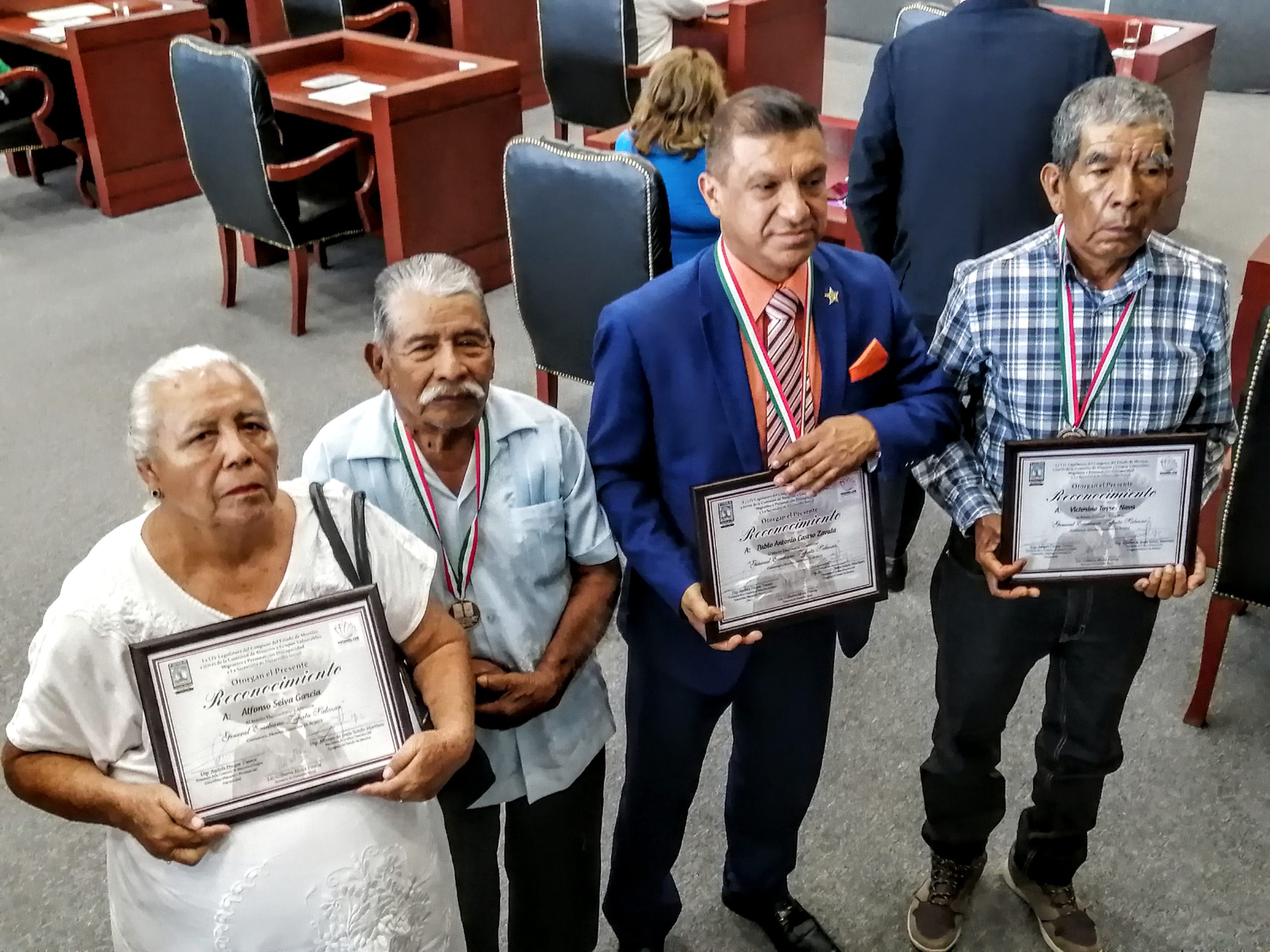 Padres de Alfonso Seiva y presea. Foto Máximo Cerdio 