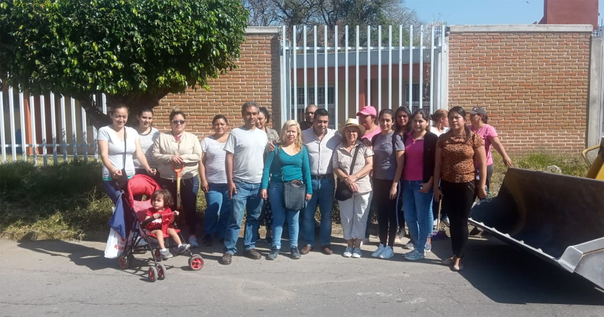 José Casas apoyo a vecinos. Foto cortesía