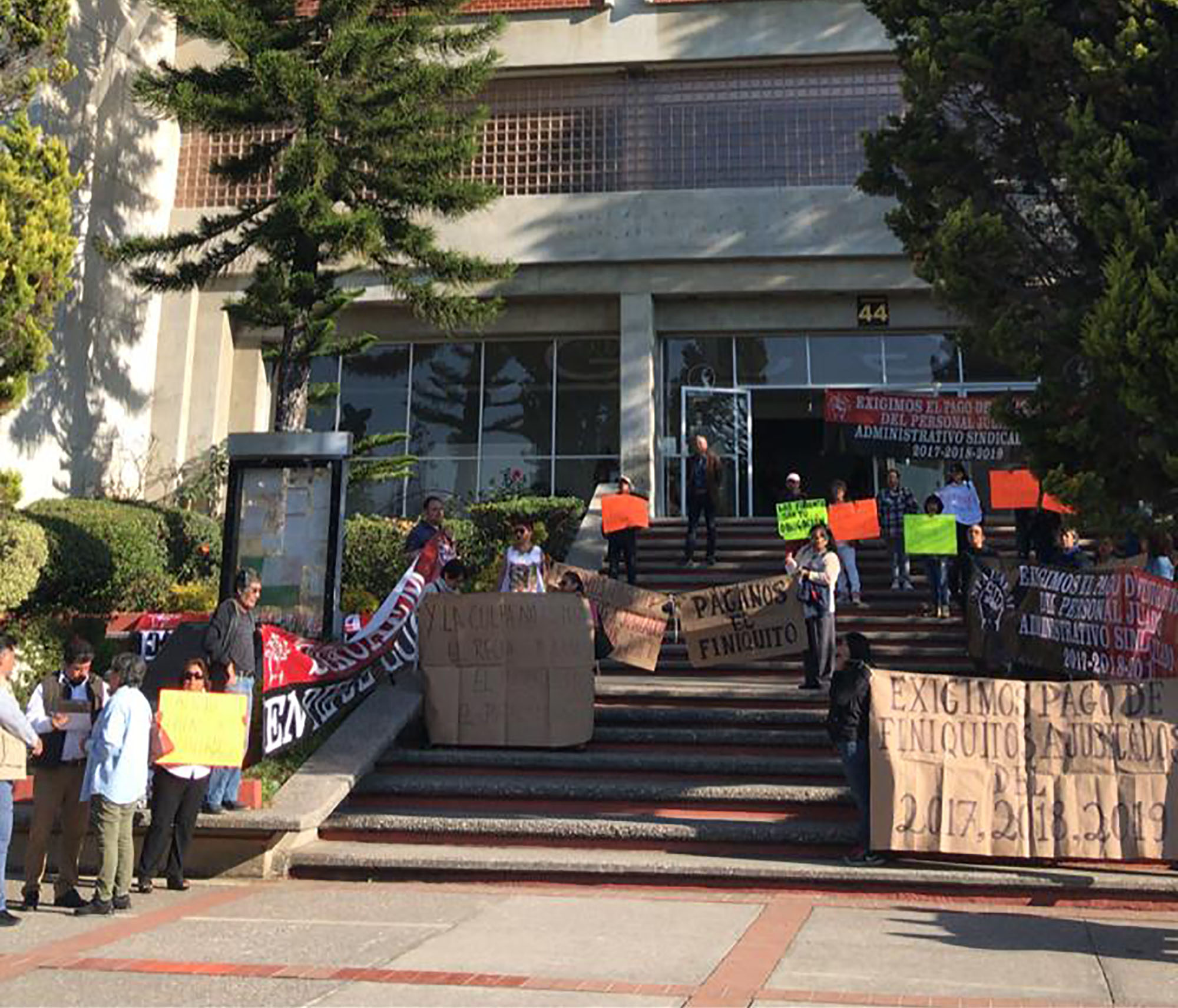 Jubilados afuera de Rectoría, UAEM. Foto cortesía