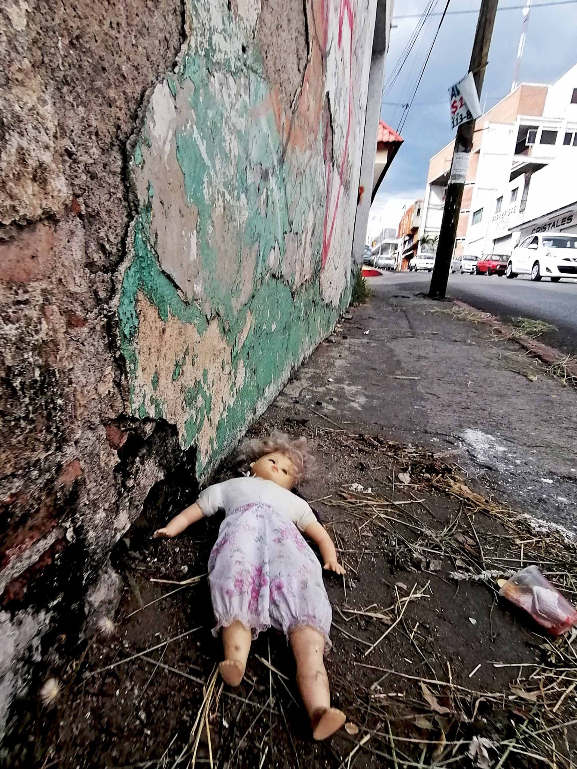 Muñeca en la calle. Foto Maximo Cerdio