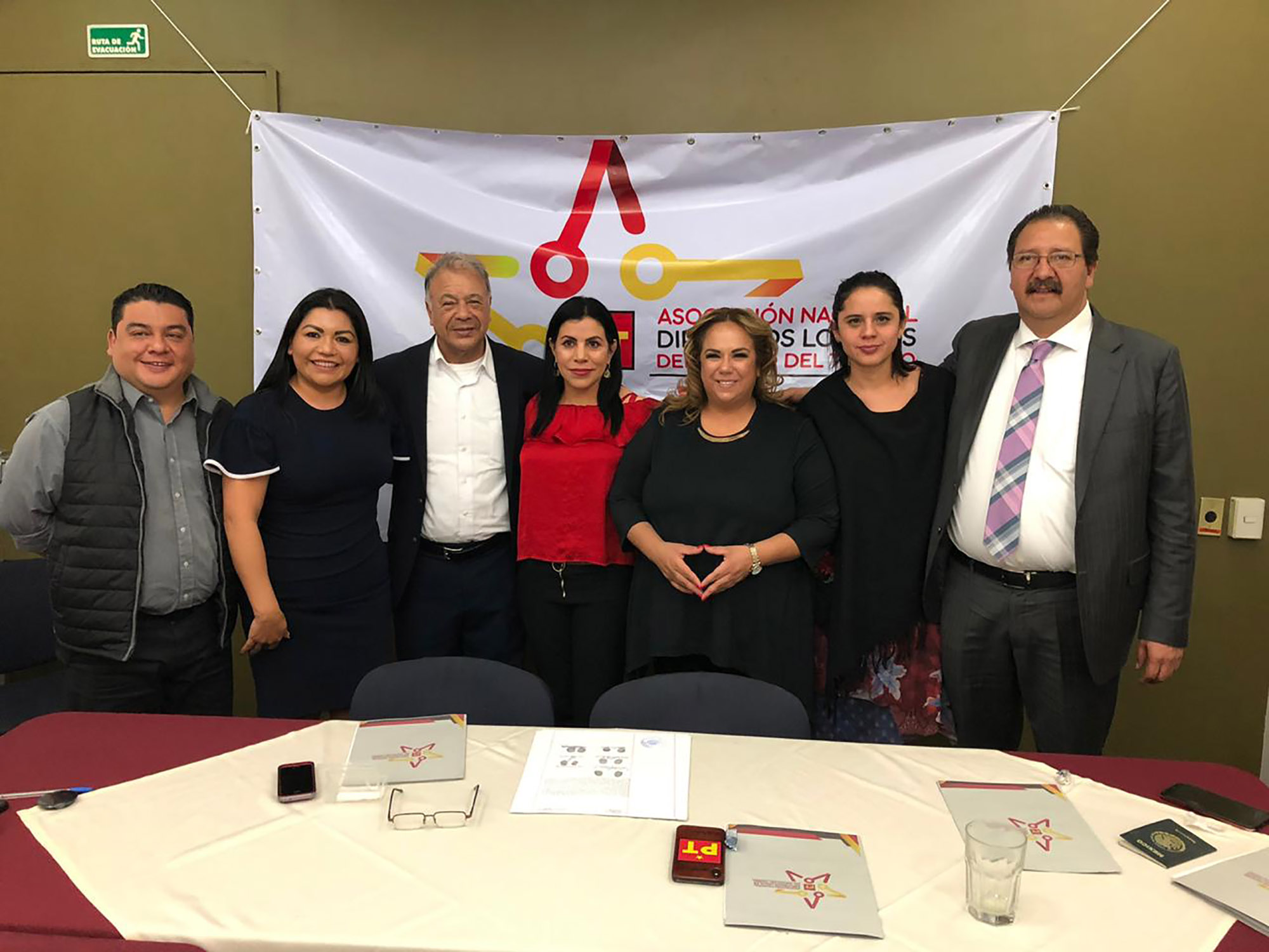 Tania Valentina y diputados. Foto cortesía