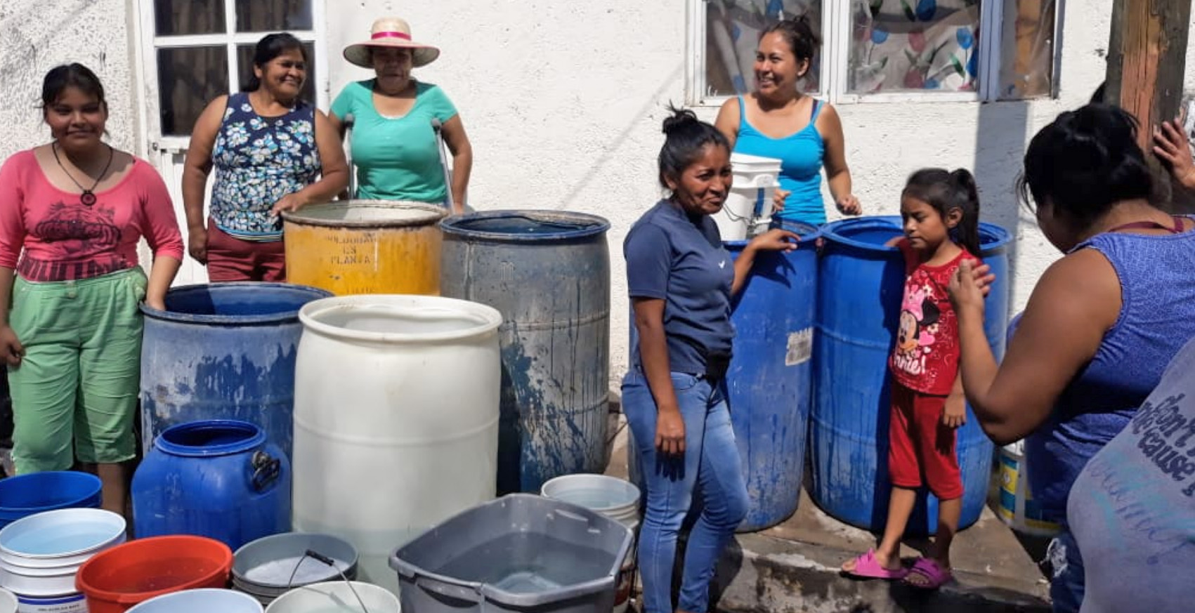 Vecino de la calle mirador reciben agua. Foto cortesía