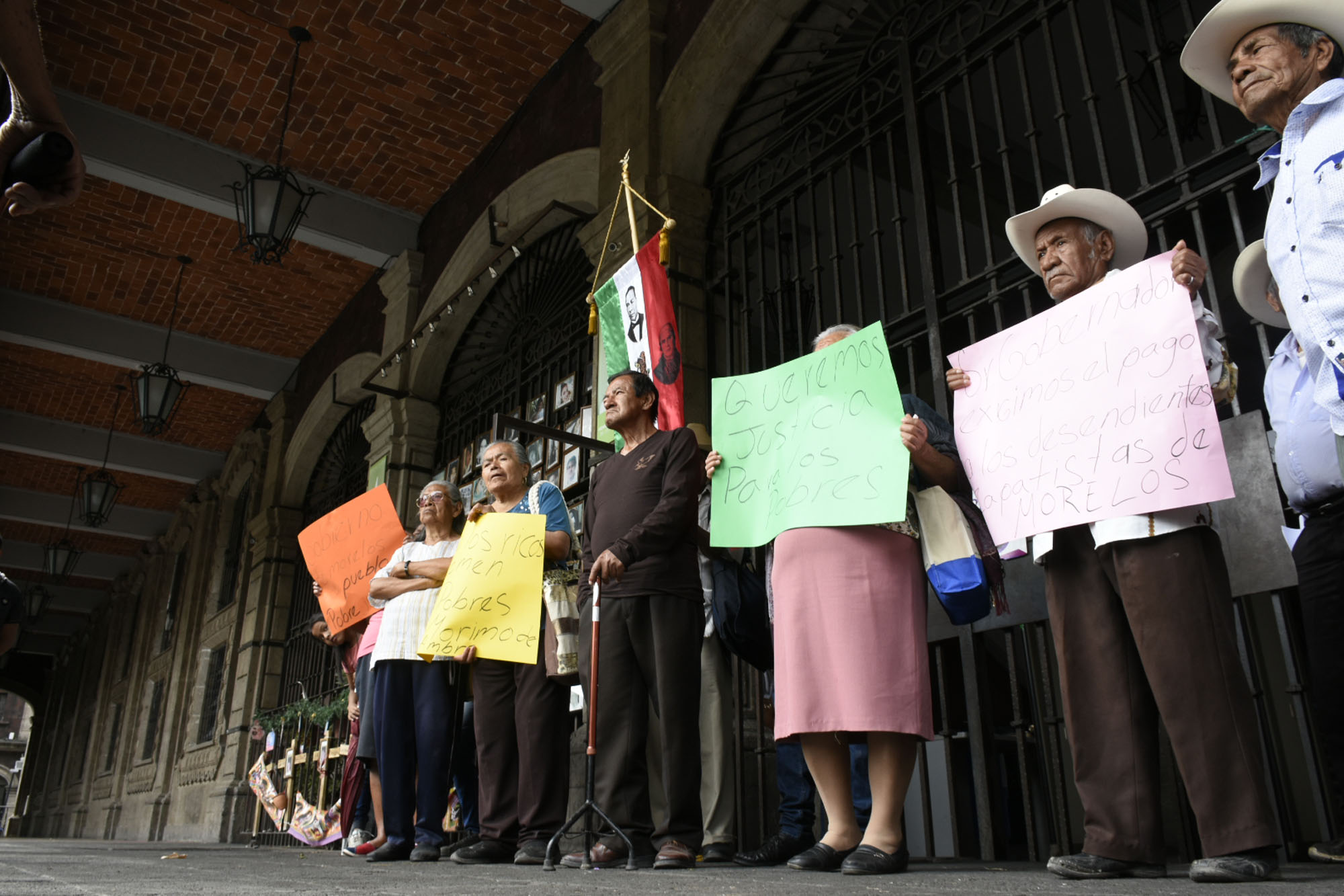 Descendientes de revolucionarios afuera de Palacio de Gobierno. Foto cortesía