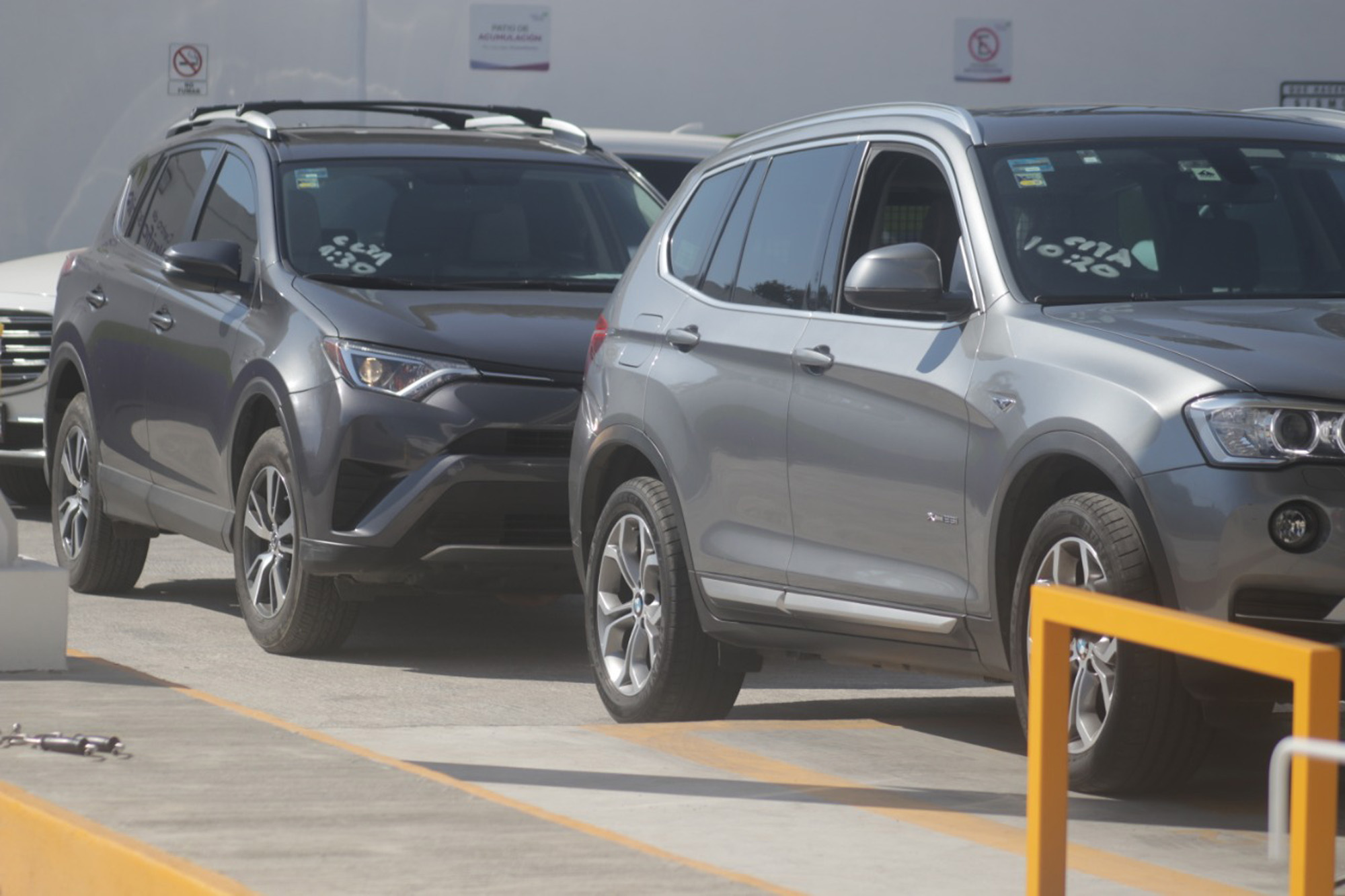 Fila saturada de automóviles en el verificentro. Foto cortesía