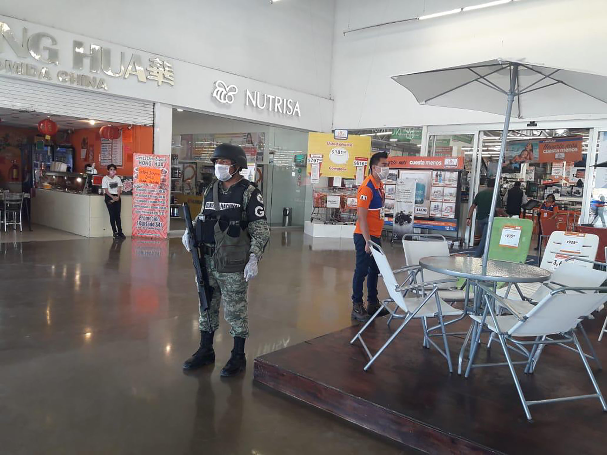 Guardia Nacional en tiendas. Foto cortesía