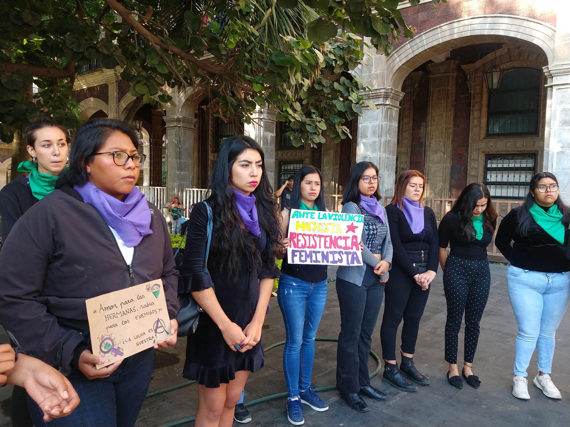 Mujeres representantes de diversas colectivas en Plaza de Armas. Foto cortesía