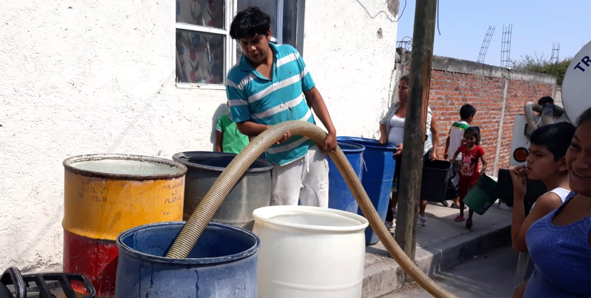 Reparto agua con pipas en la calle Mirador. Foto cortesía