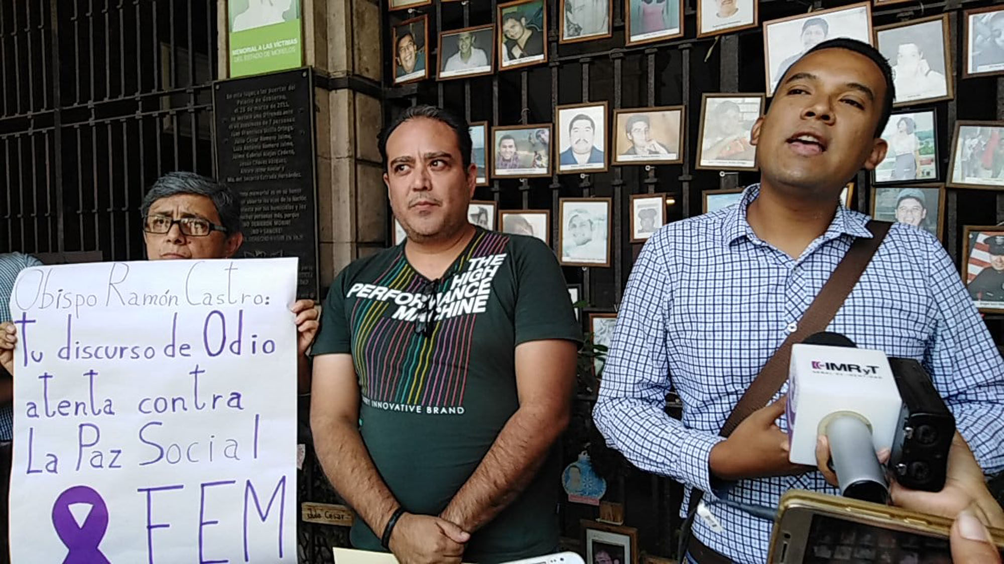 Representantes de la comunidad LGBTQ+ y Feminista manifestándose en Palacio de Gobierno. Foto cortesía