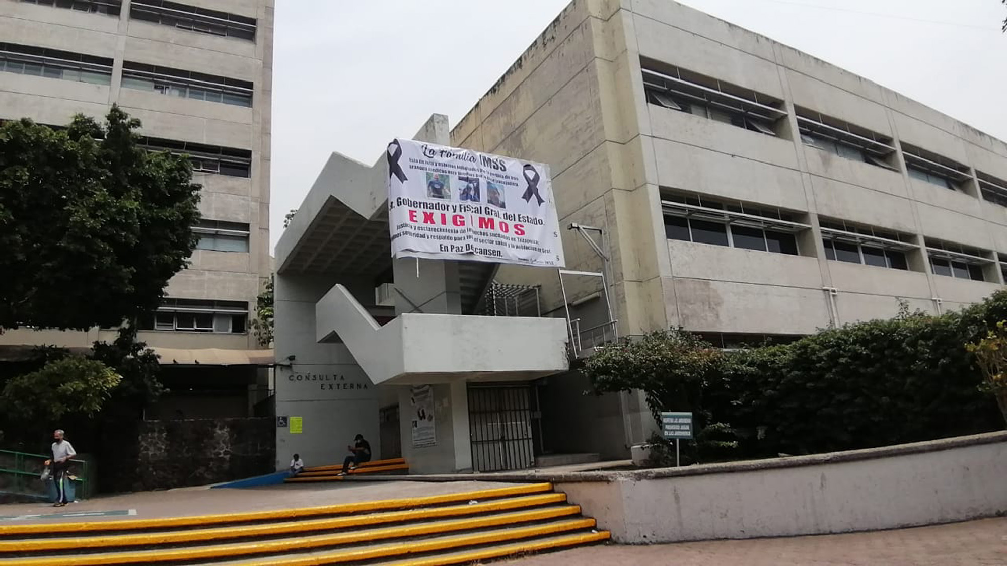 Manta colgada afuera de IMSS. Foto cortesía