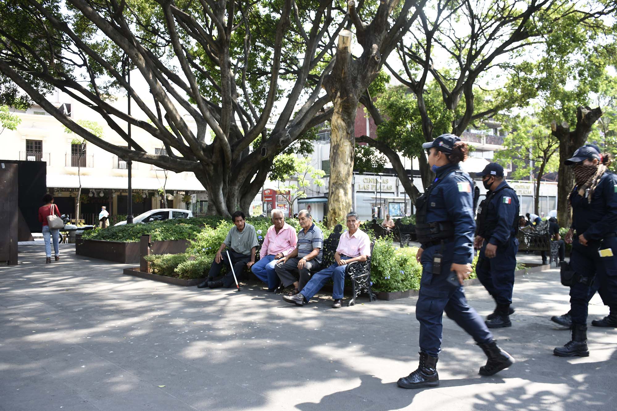 Policías y ciudadanos en Plaza de Armas. Foto Máximo Cedio