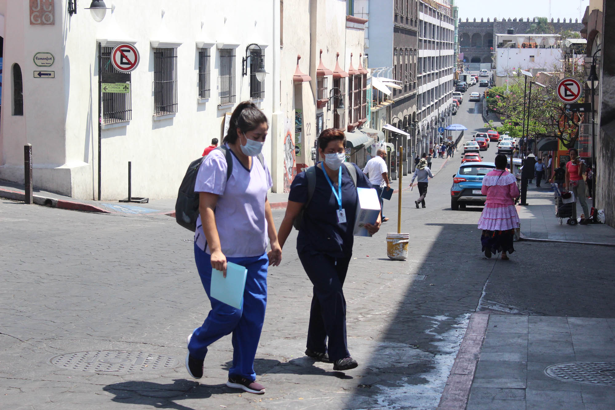 Transeúntes del zócalo de Cuernavaca. Foto cortesía