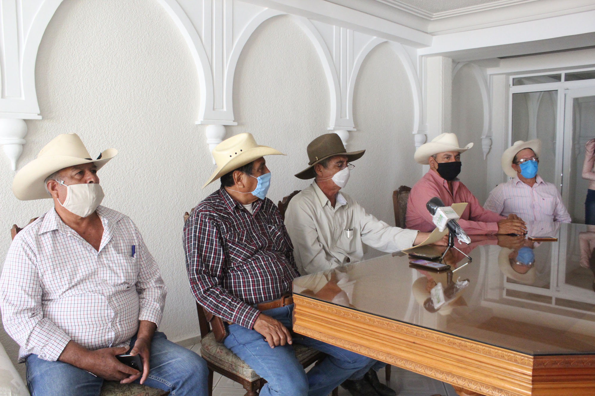 Ganaderos y representantes de la zona sur del estado. Foto cortesía