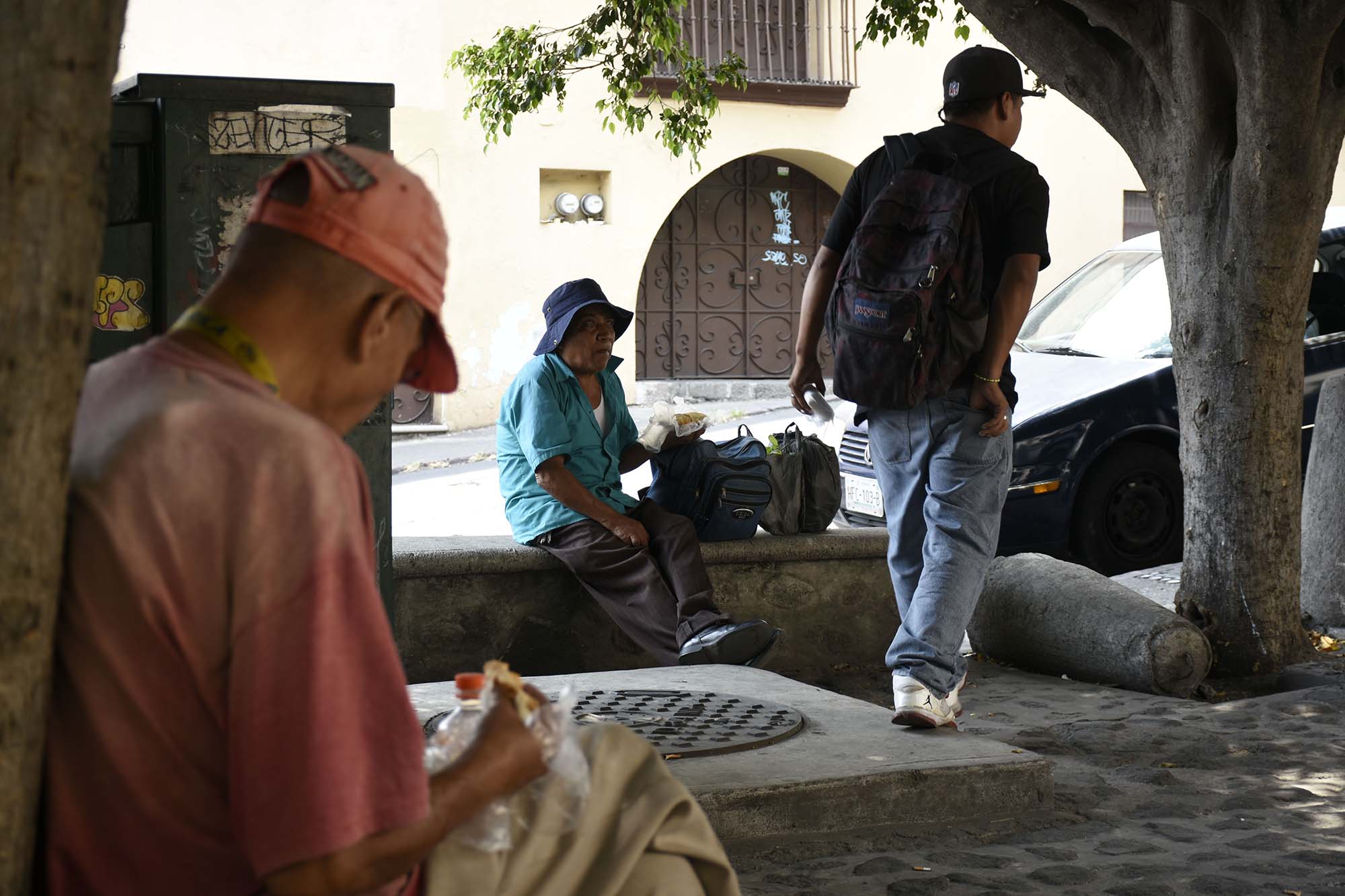 Comiendo bajo los laurelesa