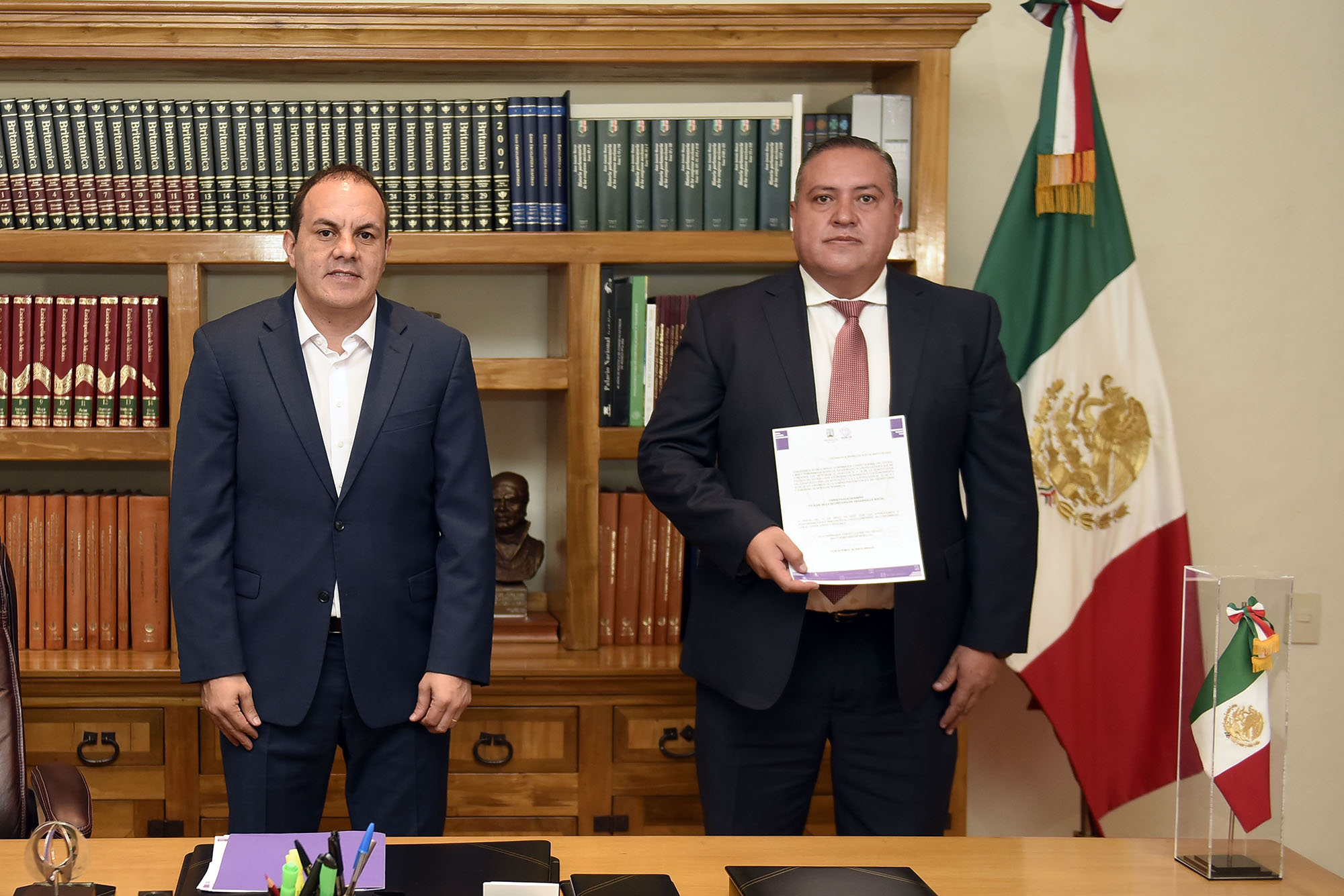 Osiris Pasos Herrera recibe nombramiento de Cuauhtémoc Blanco. Foto cortesía