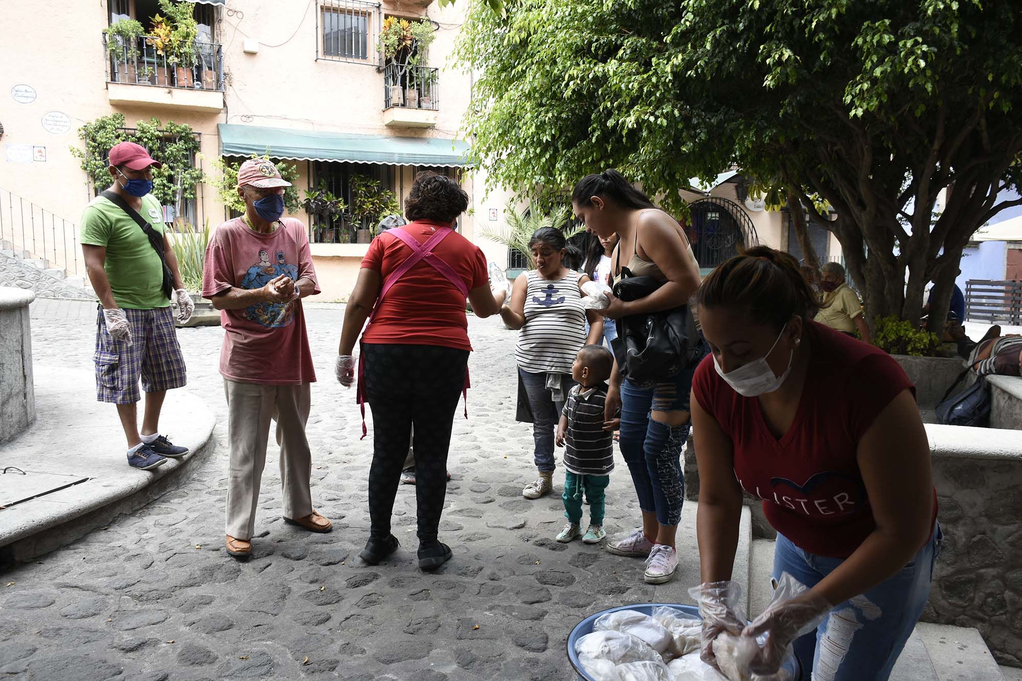 Valentina y Marisol reparten comidaa