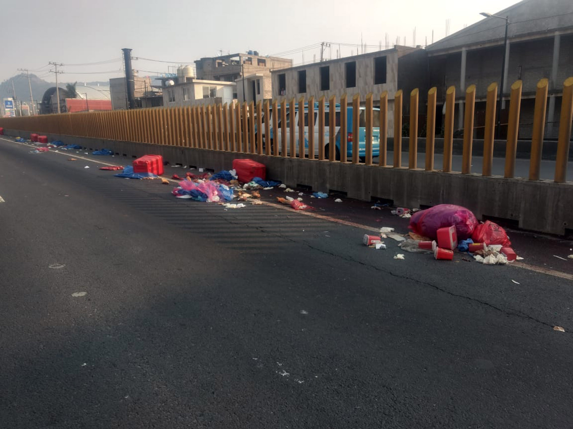 Deshechos de hospital en carretera. Foto cortesía