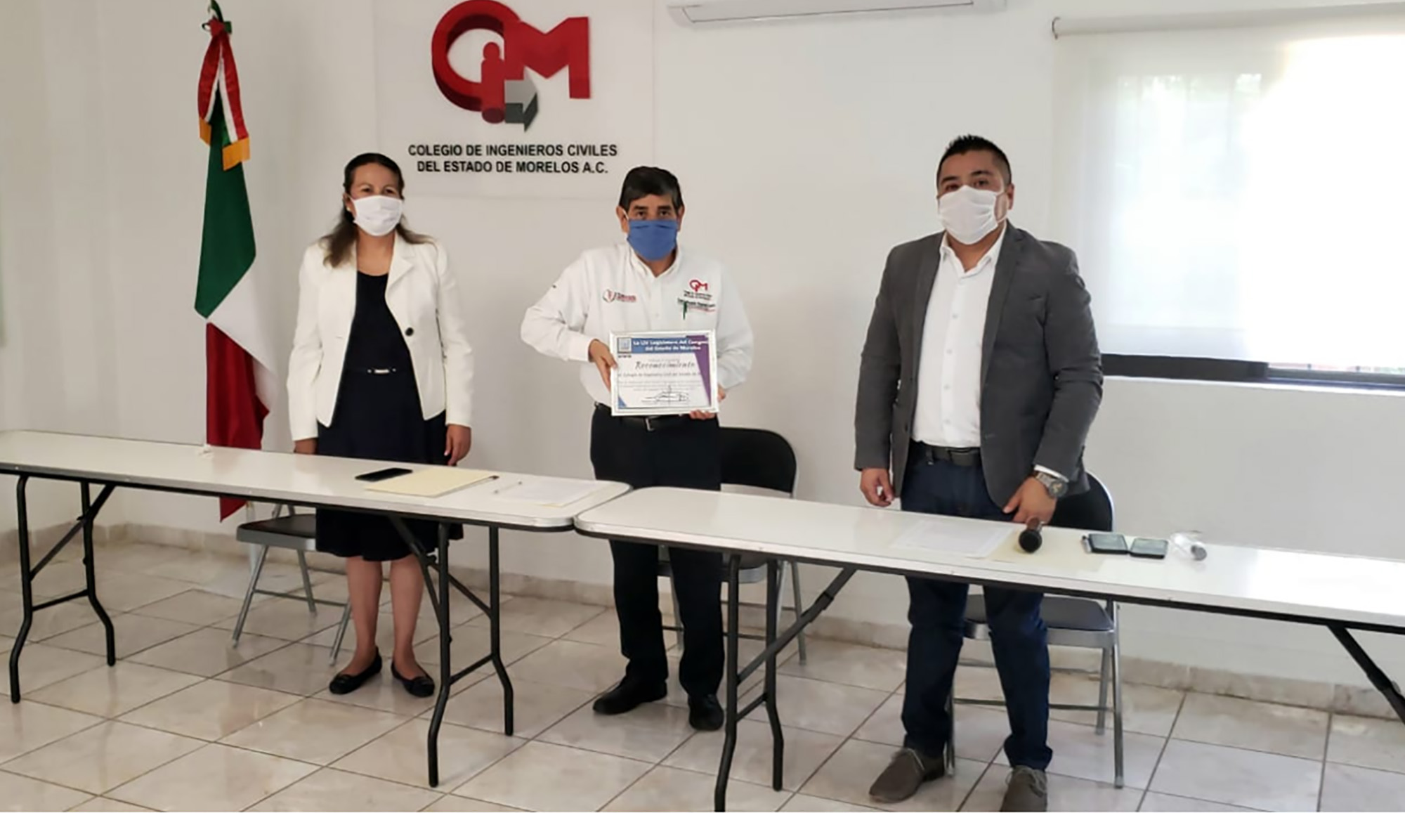 Entrega de reconocimiento a ingenieros Foto cortesía