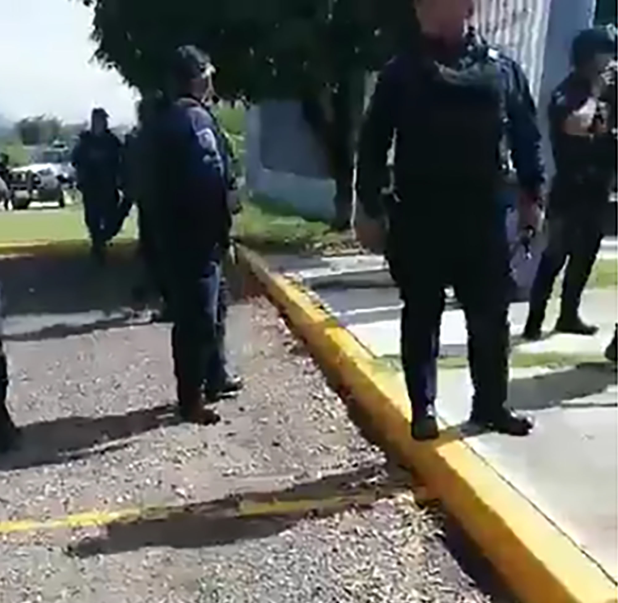 Policías en Atlacholoaya. Fotograma cortesía