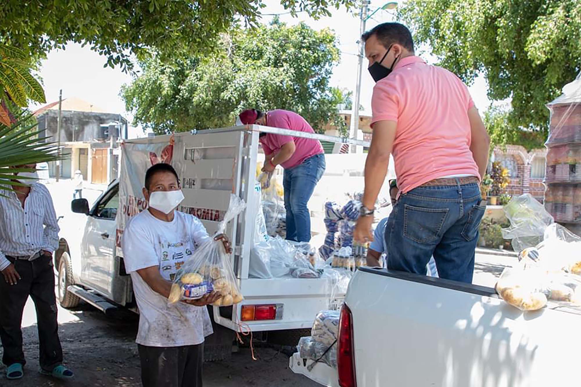 Reparto de despensas. Foto cortesía