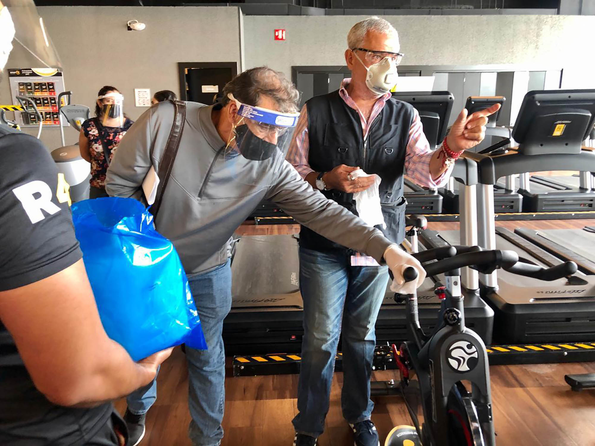 Funcionario revisando gimnasios. Foto cortesía