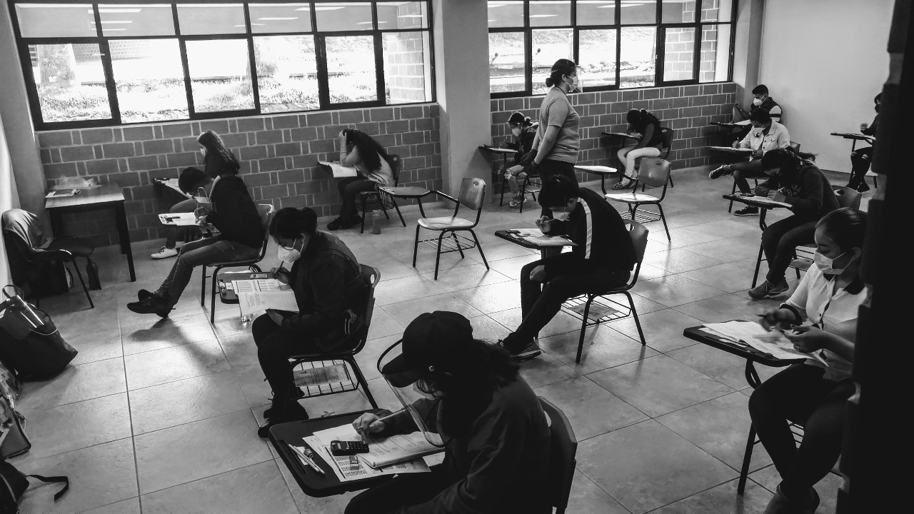 Alumnos en examen Foto de archivo 