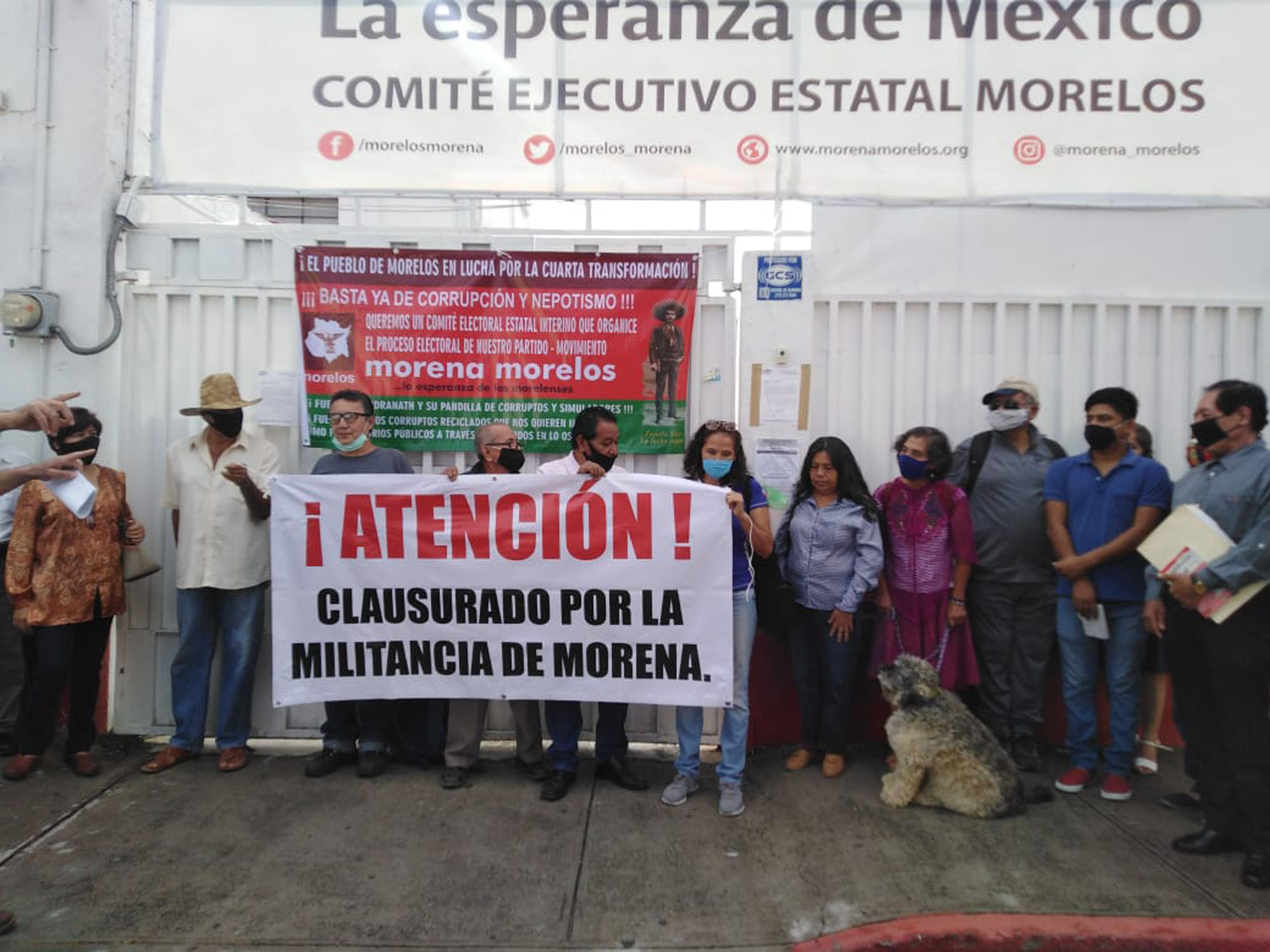 Militantes en clausura de oficinas. Foto cortesía