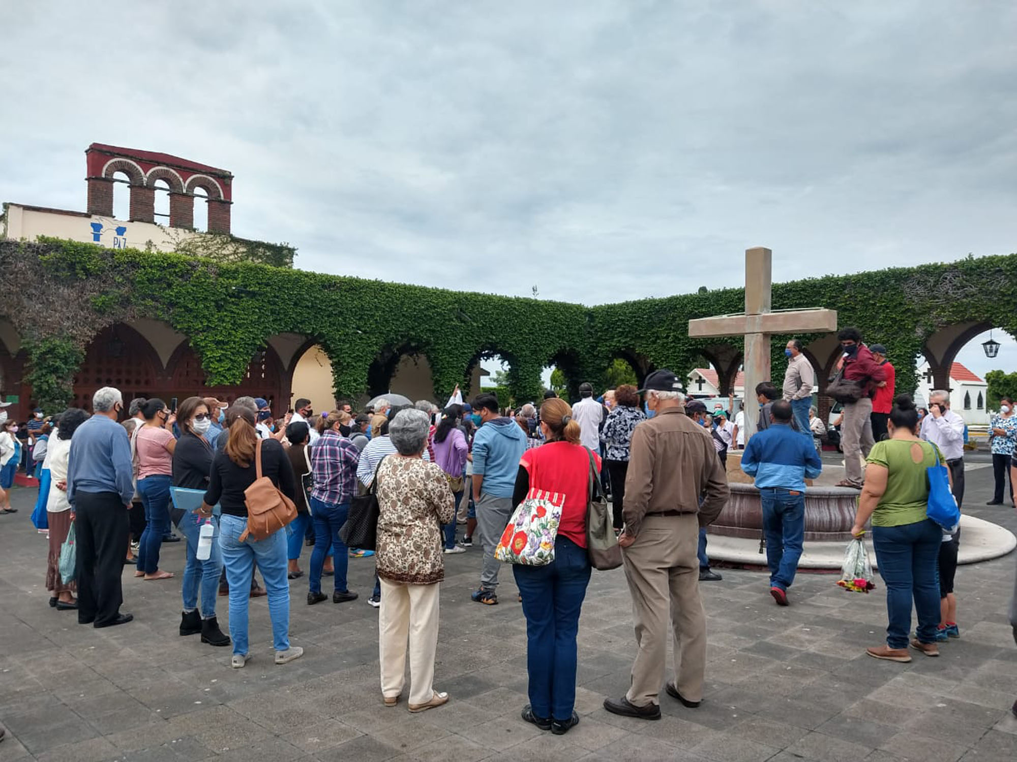 Usuarios en Jardines de La Paz, Panteón. Foto cortesía