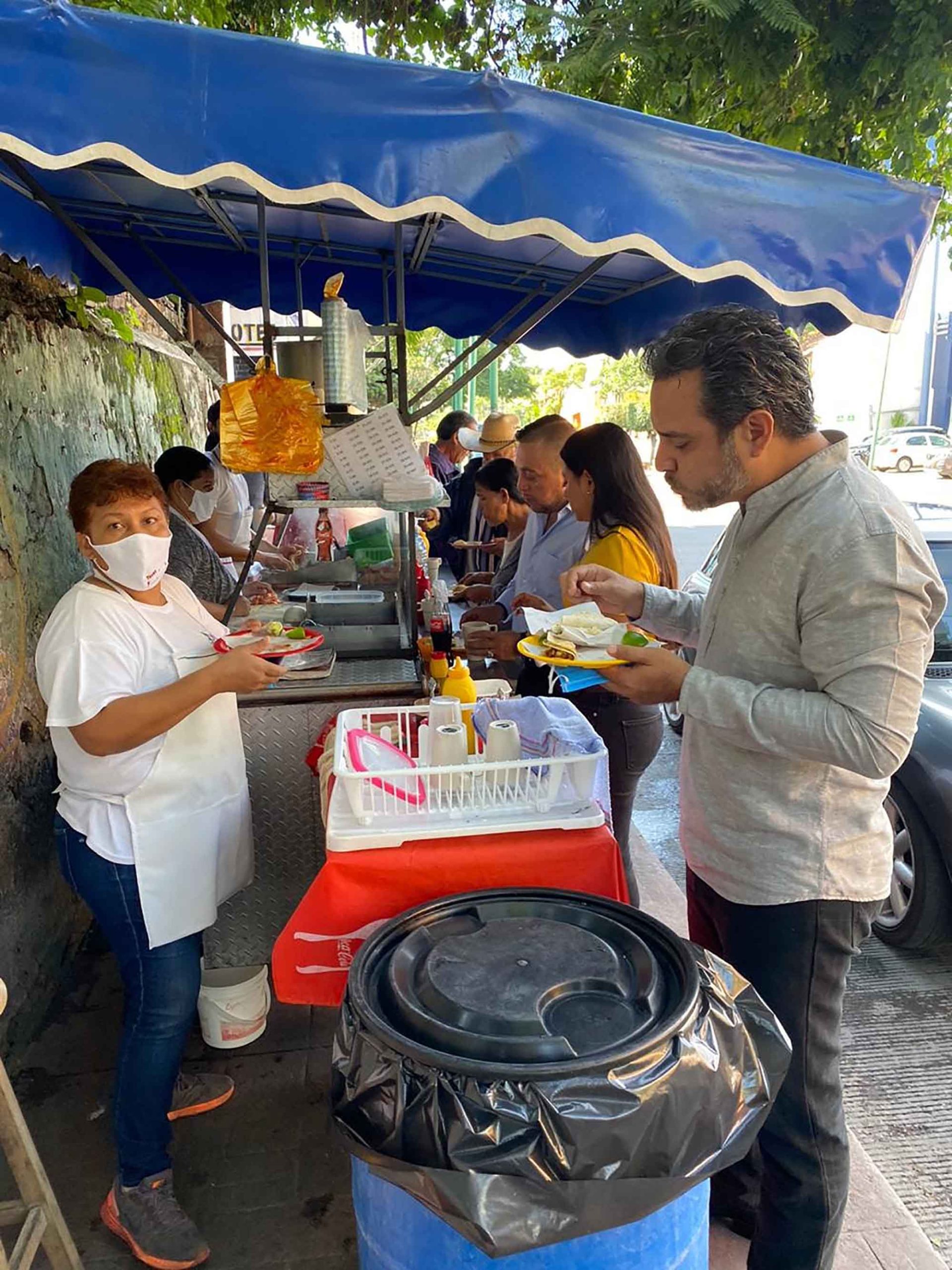 Antonio Vialllobos comiendo catos Foto muro de facebook persona del alcalde